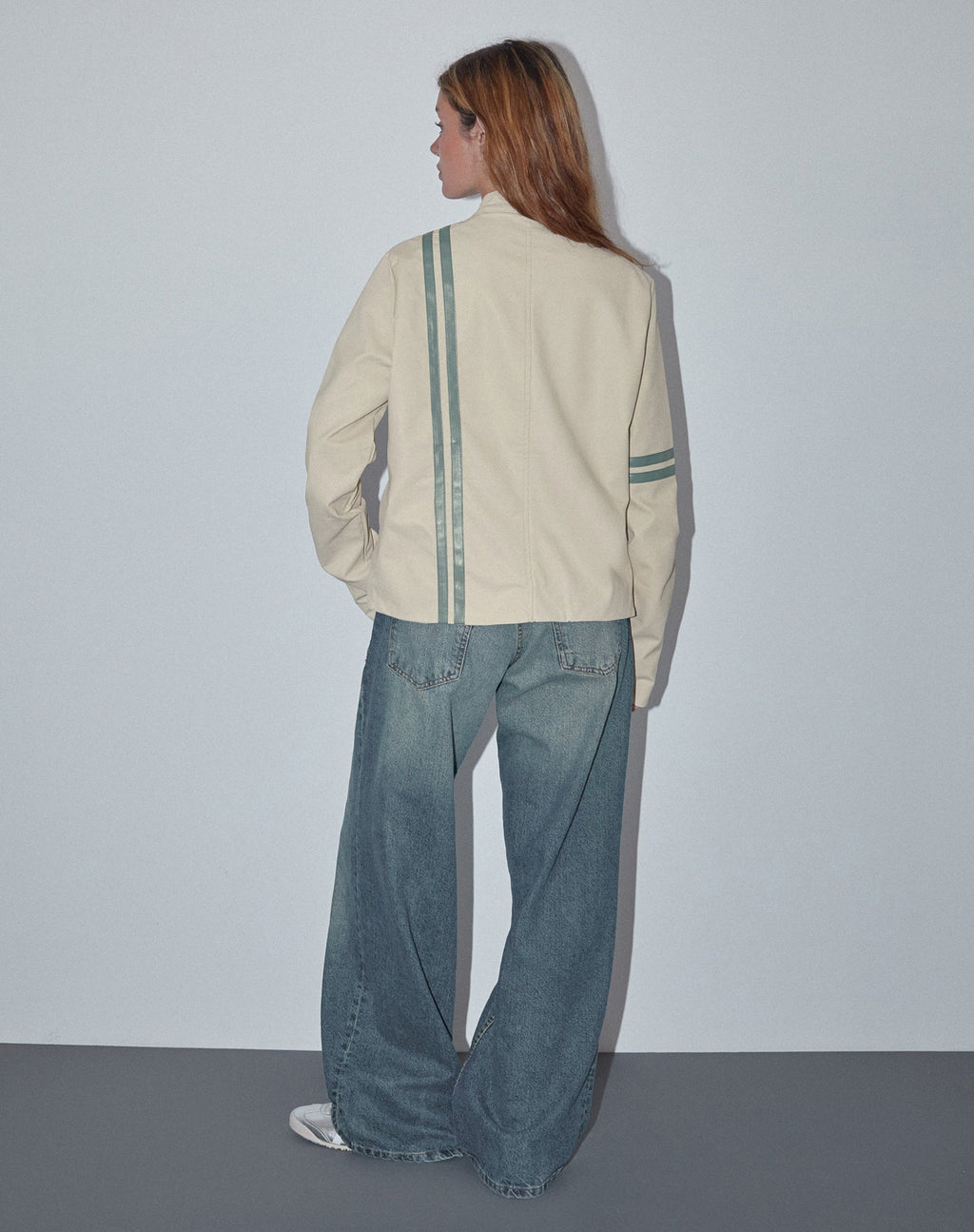 Chaqueta Lewis de PU color crema con raya azul