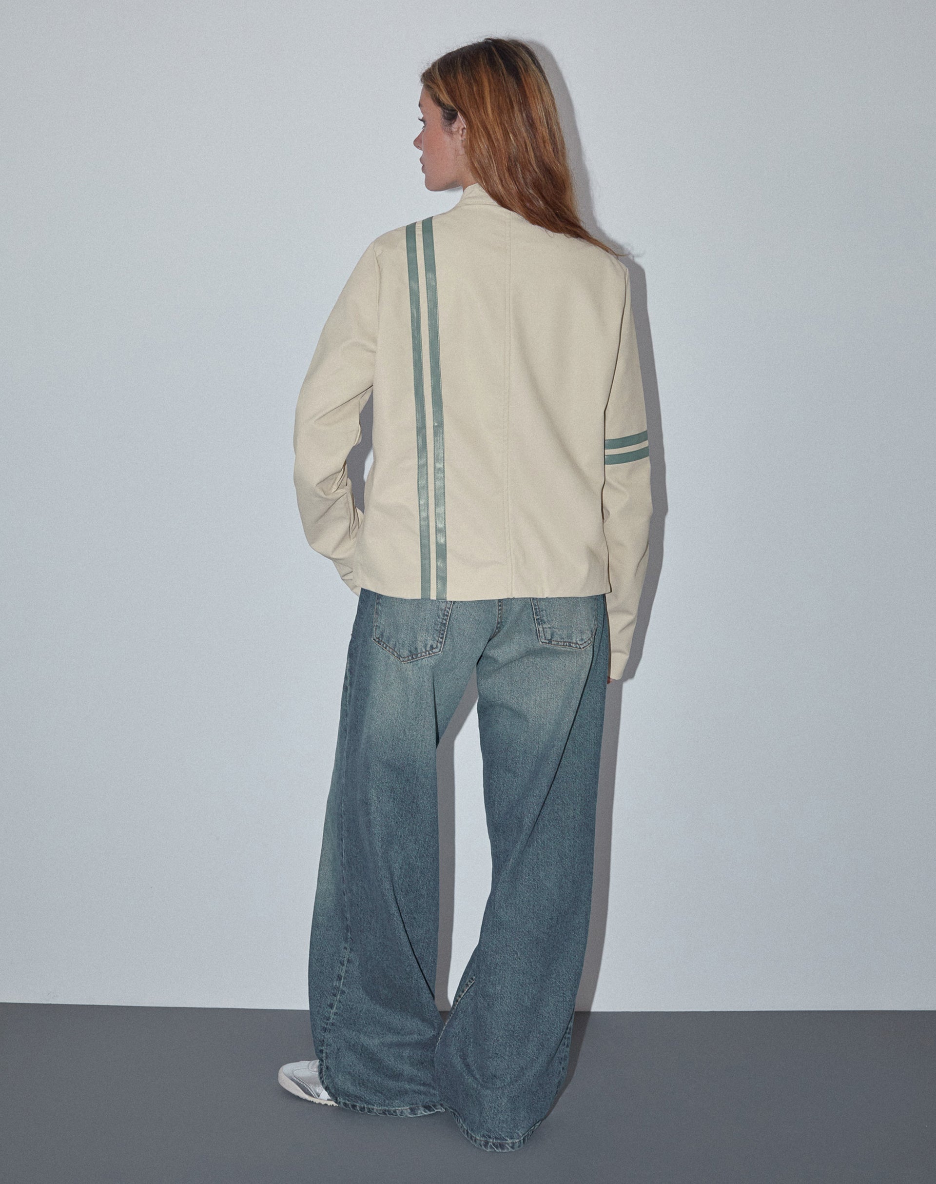 Imagen de la chaqueta Lewis de PU color crema con raya azul
