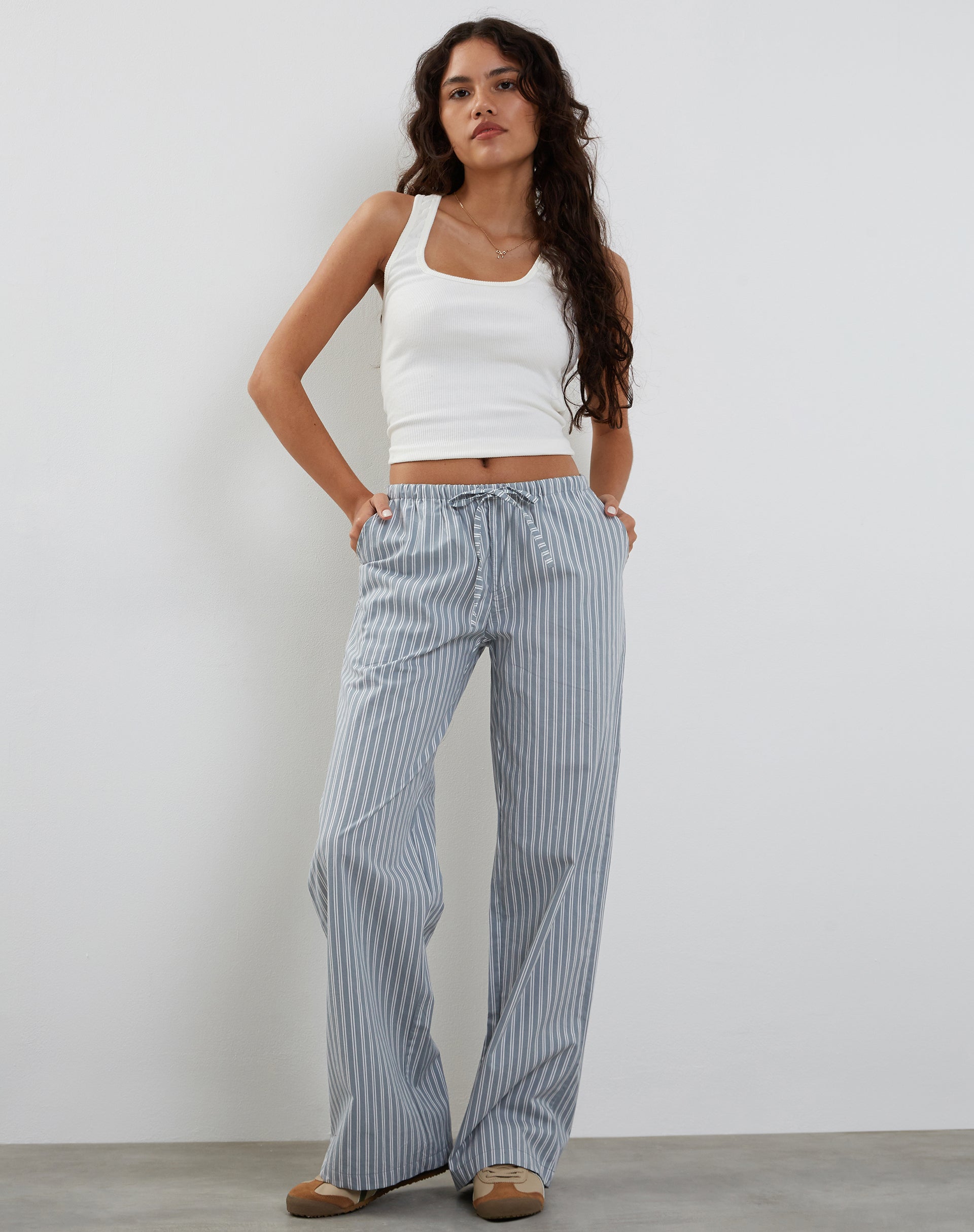 Imagen de Lirura Pantalón pata ancha gris con rayas blancas