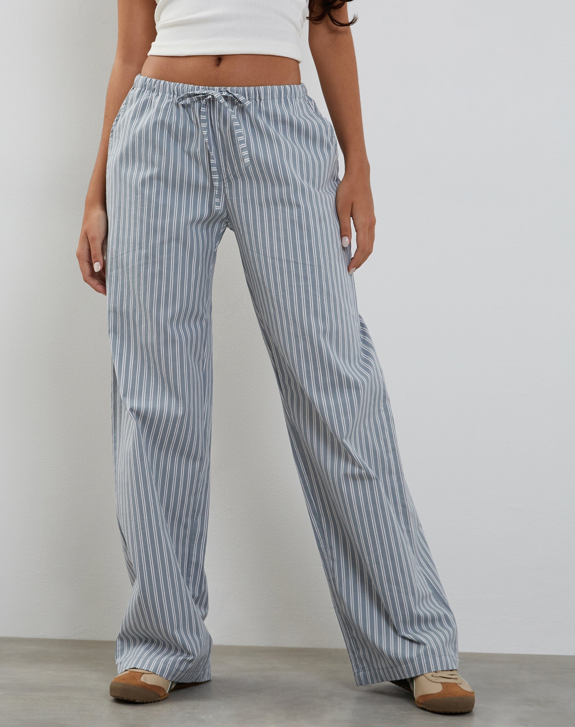 Imagen de Lirura Pantalón pata ancha gris con rayas blancas