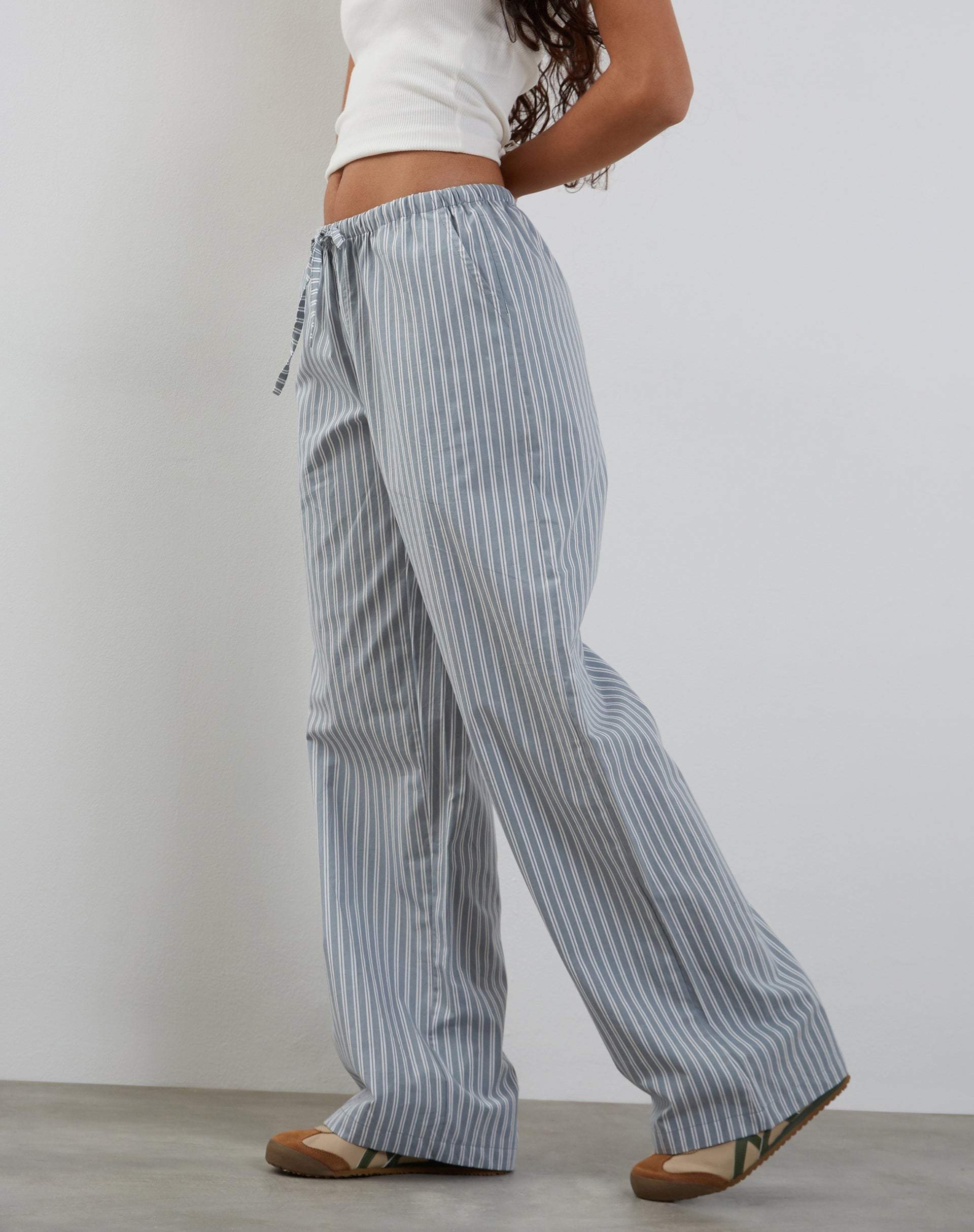Imagen de Lirura Pantalón pata ancha gris con rayas blancas