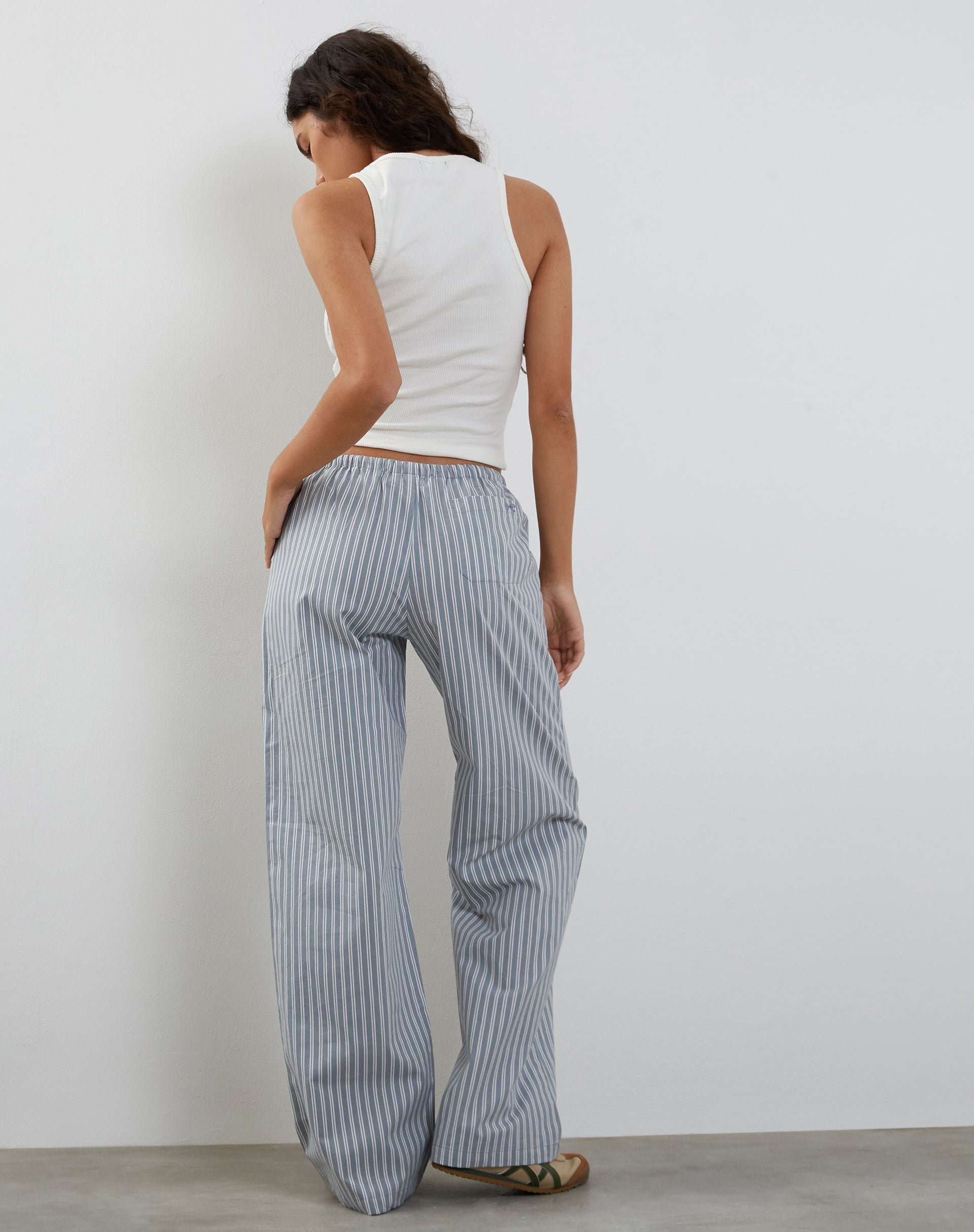 Imagen de Lirura Pantalón pata ancha gris con rayas blancas