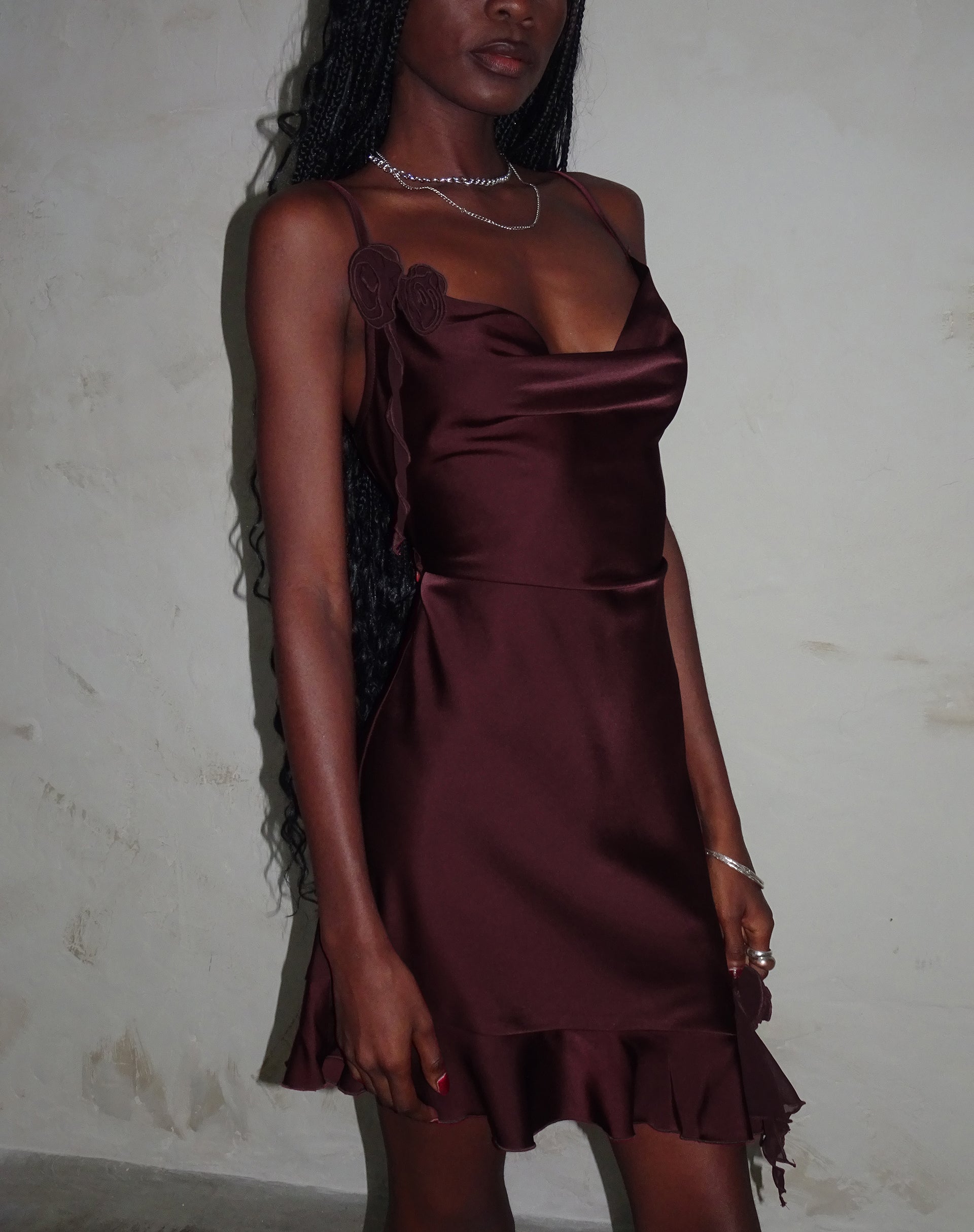 Imagen del minivestido Litera Ruffle en ciruela oscuro con rosetón