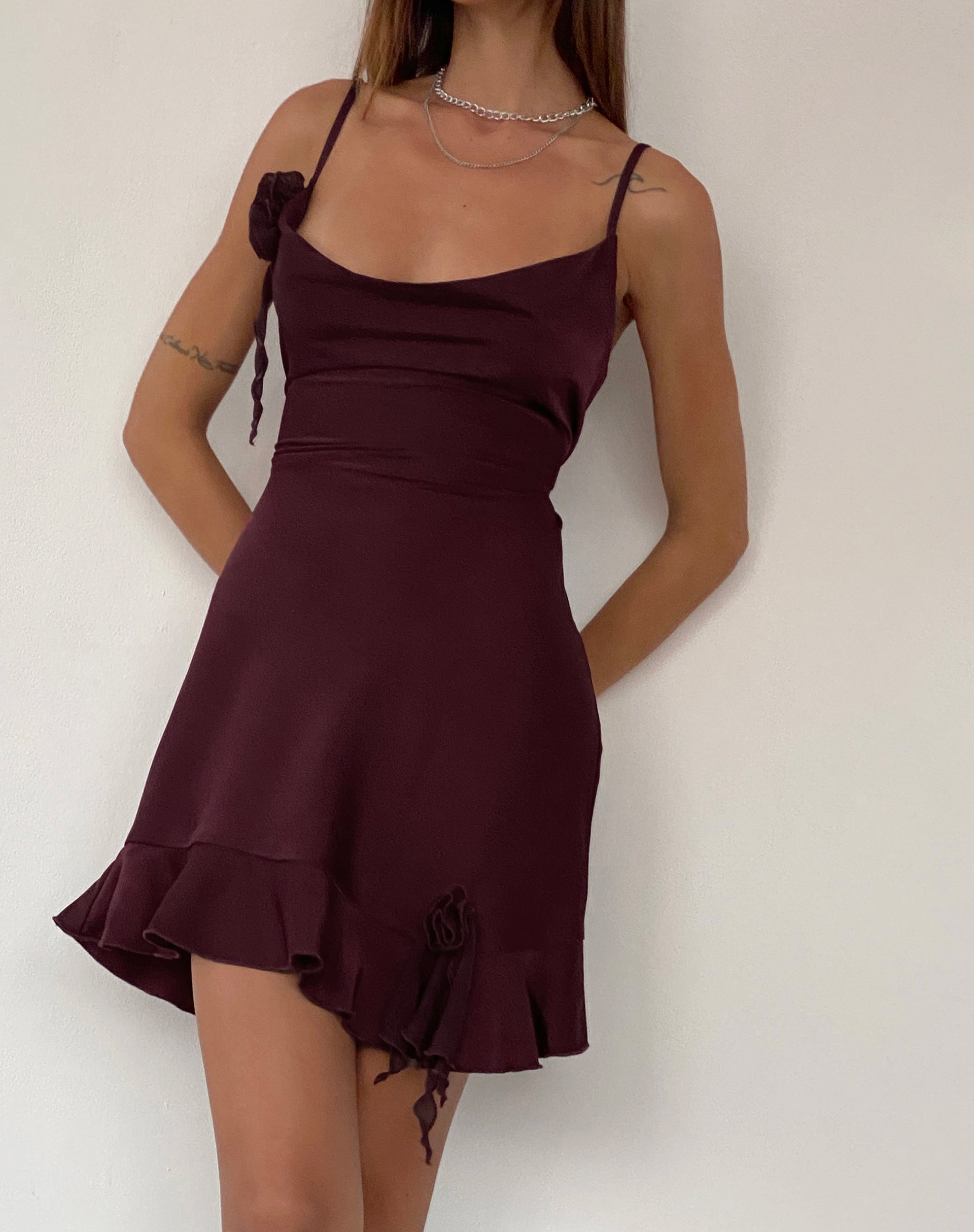 Imagen del minivestido Litera Ruffle en ciruela oscuro con rosetón