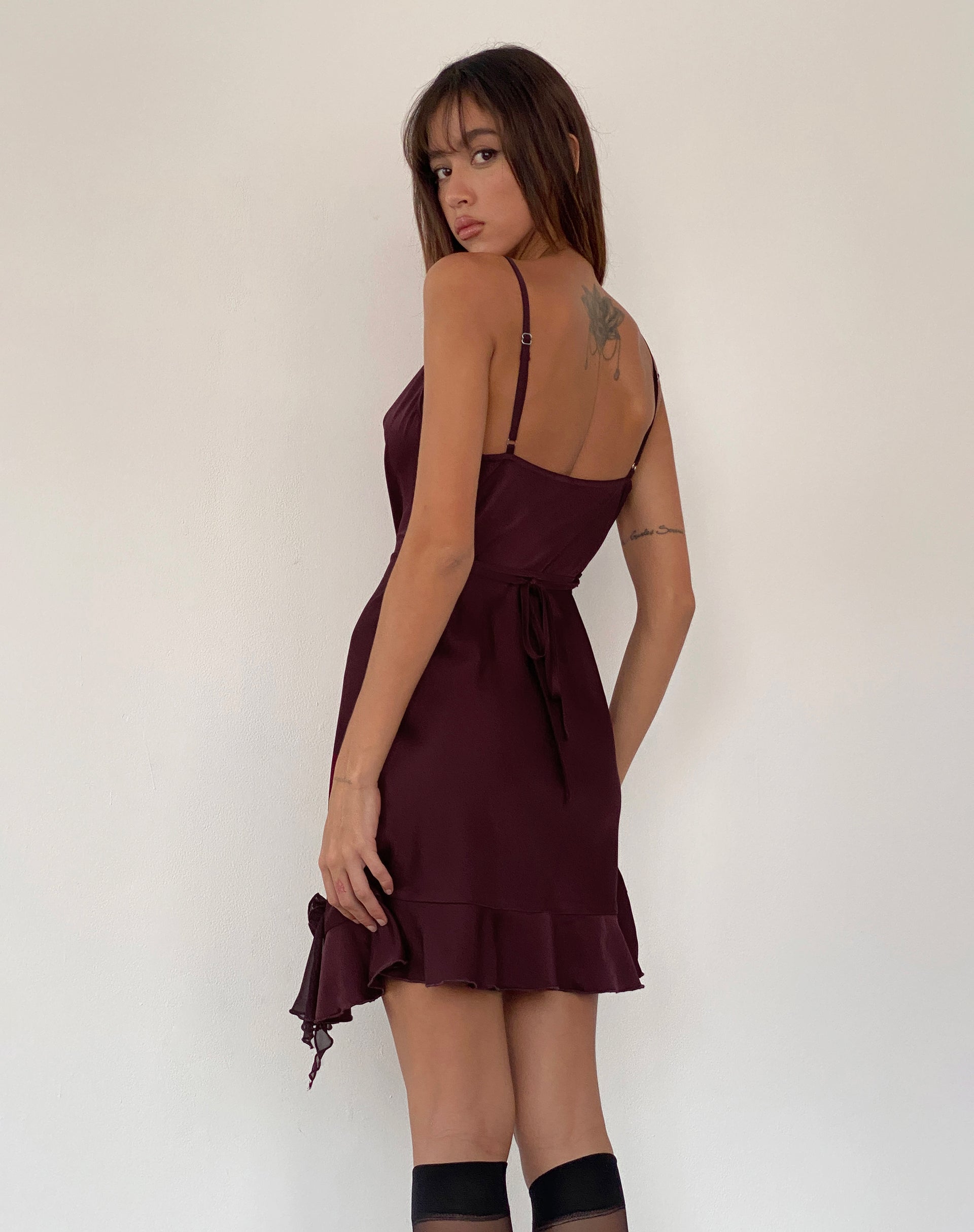 Imagen del minivestido Litera Ruffle en ciruela oscuro con rosetón