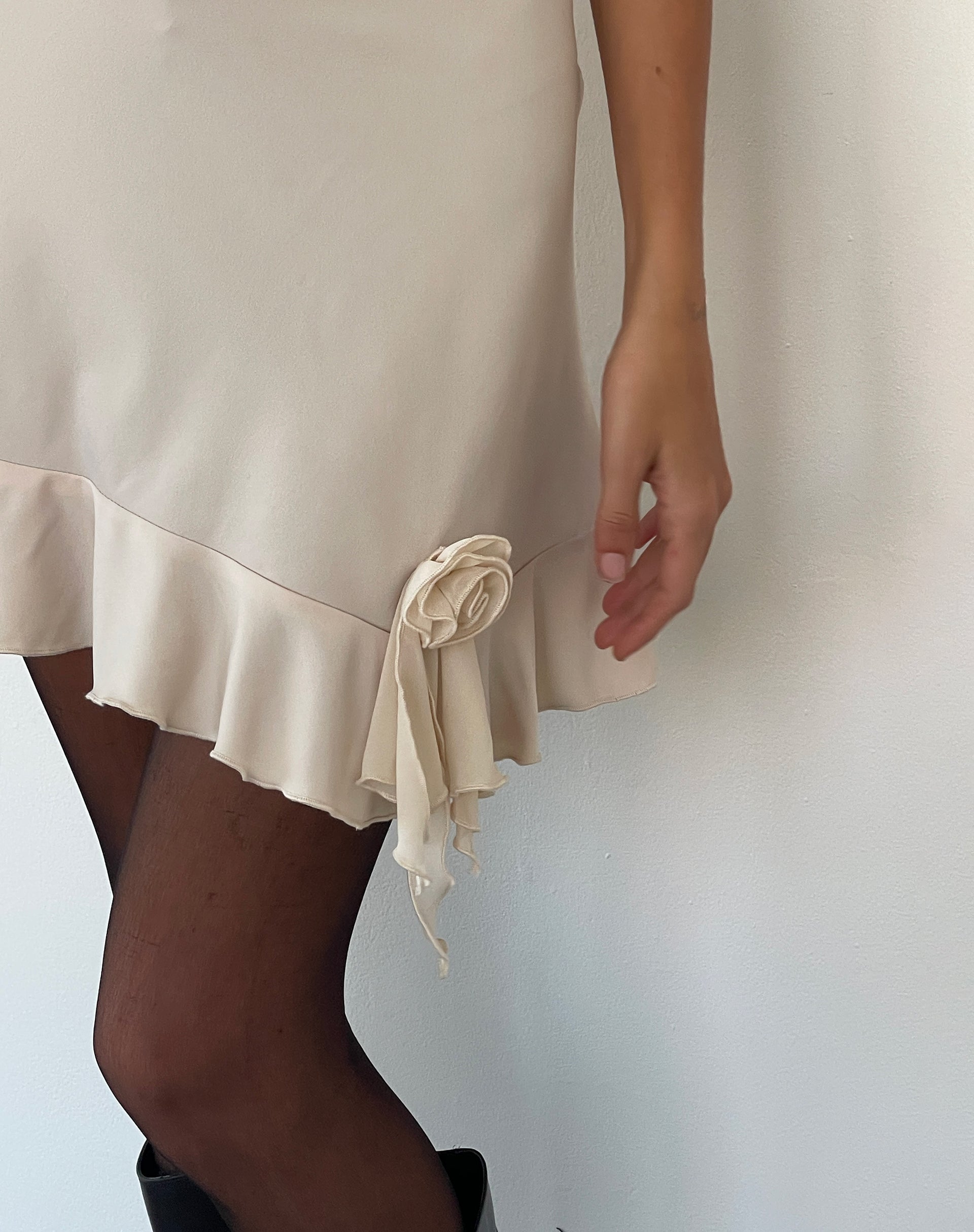 Imagen del minivestido Litera Ruffle Rosette en color crema