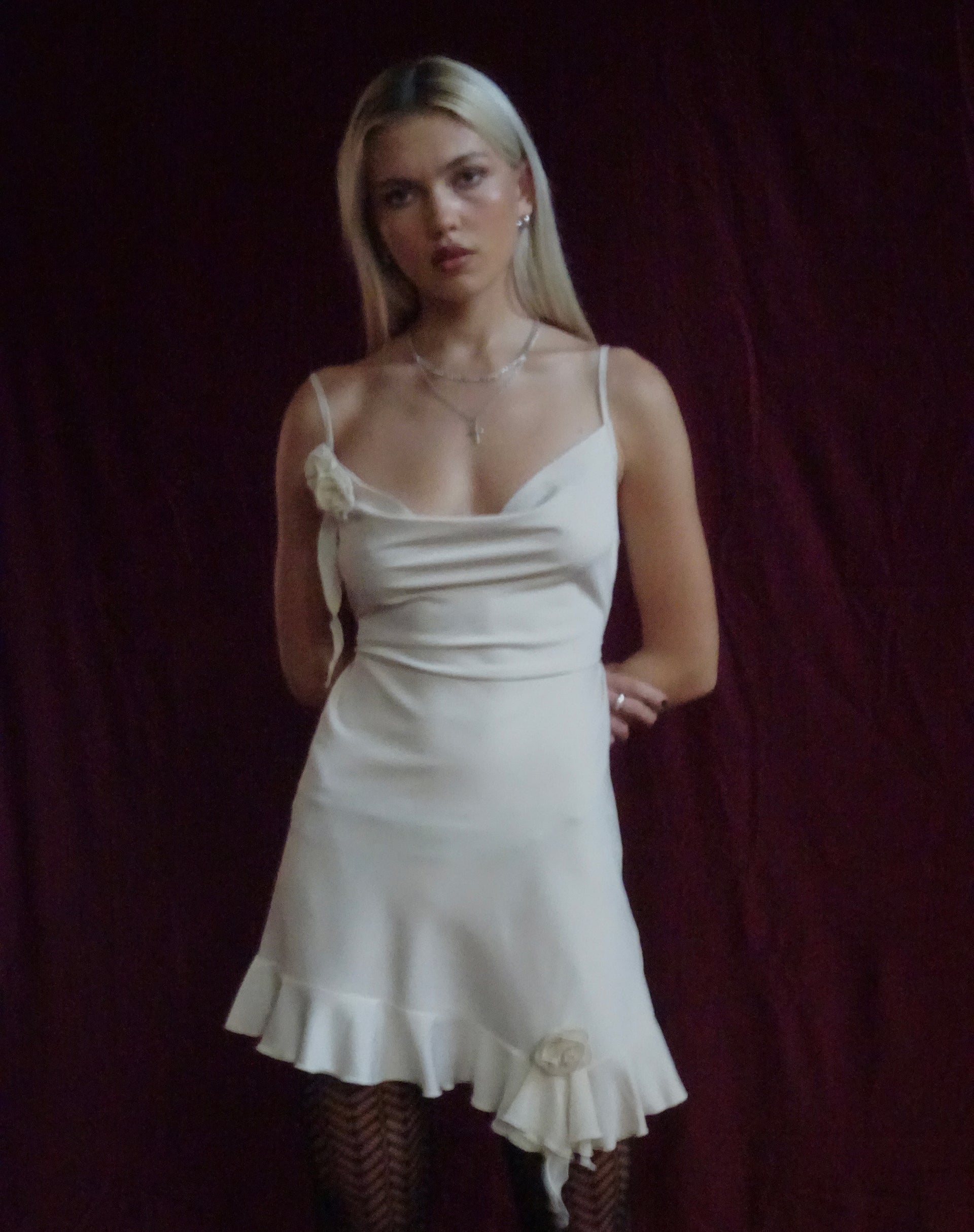 Imagen del minivestido Litera Ruffle Rosette en color crema