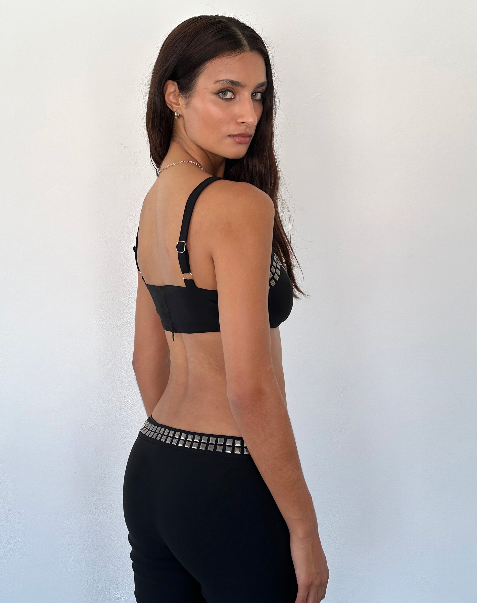 Imagen de Liu Bralette con tachuelas en negro Sastrería