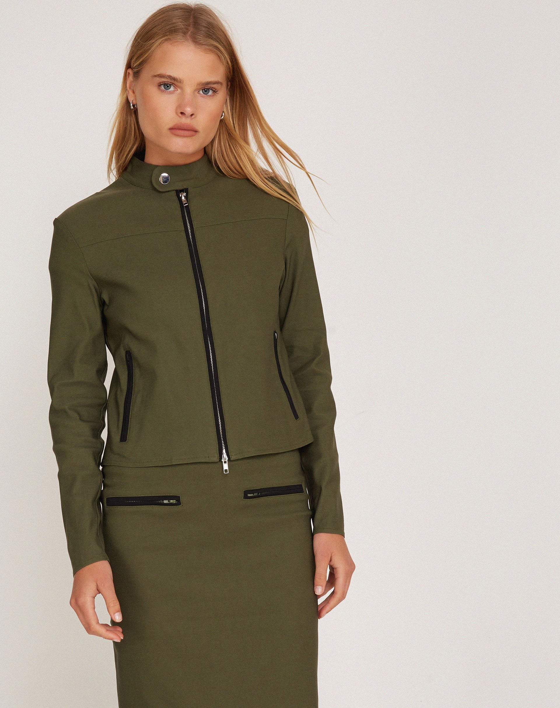 Imagen de la chaqueta Livia en Tailoring Army Green