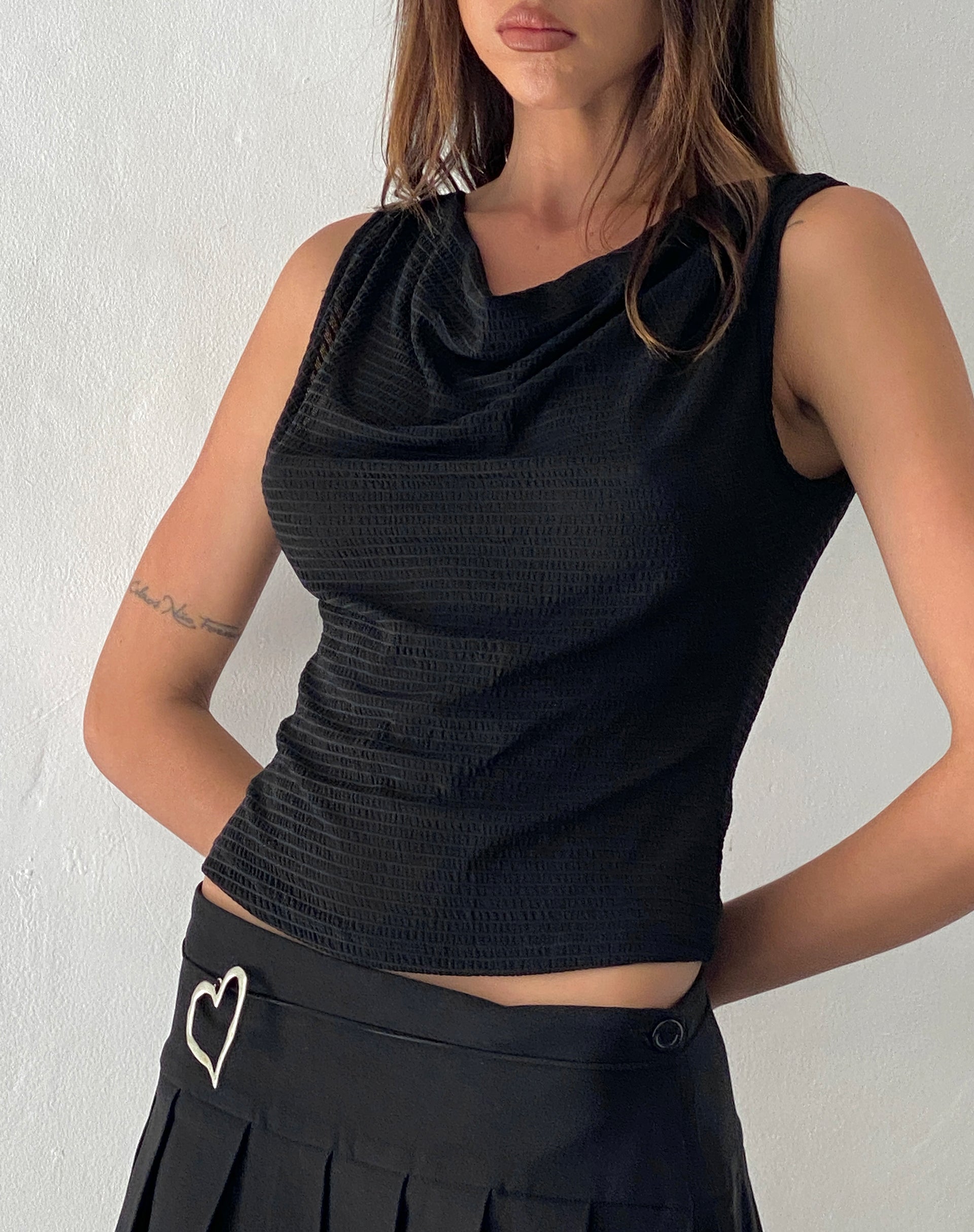Imagen de Lizette Top con espalda abierta en negro texturizado