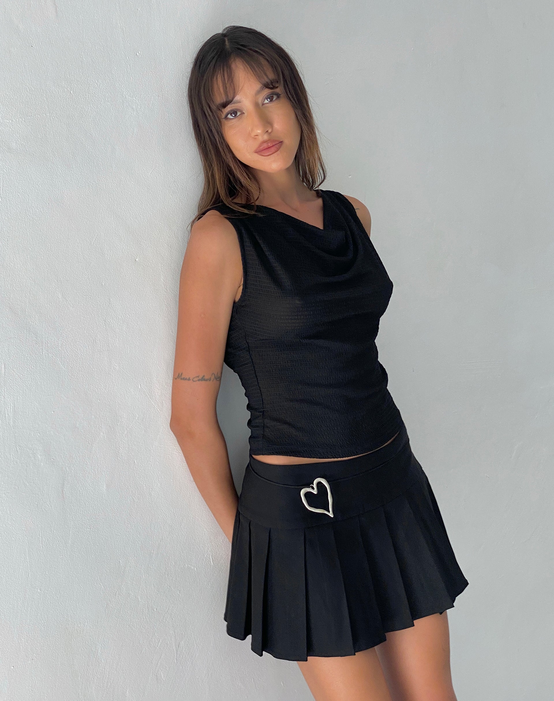 Imagen de Lizette Top con espalda abierta en negro texturizado