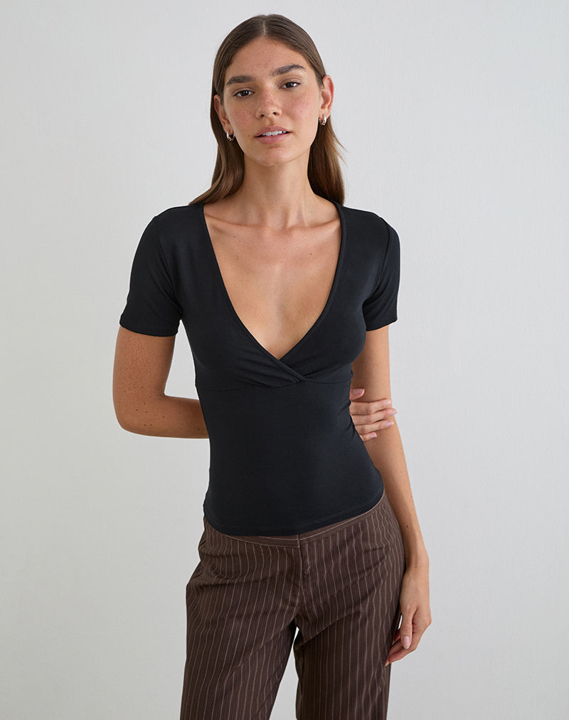 Imagen de la camiseta Lobos Crossover Top en jersey de rayón negro.