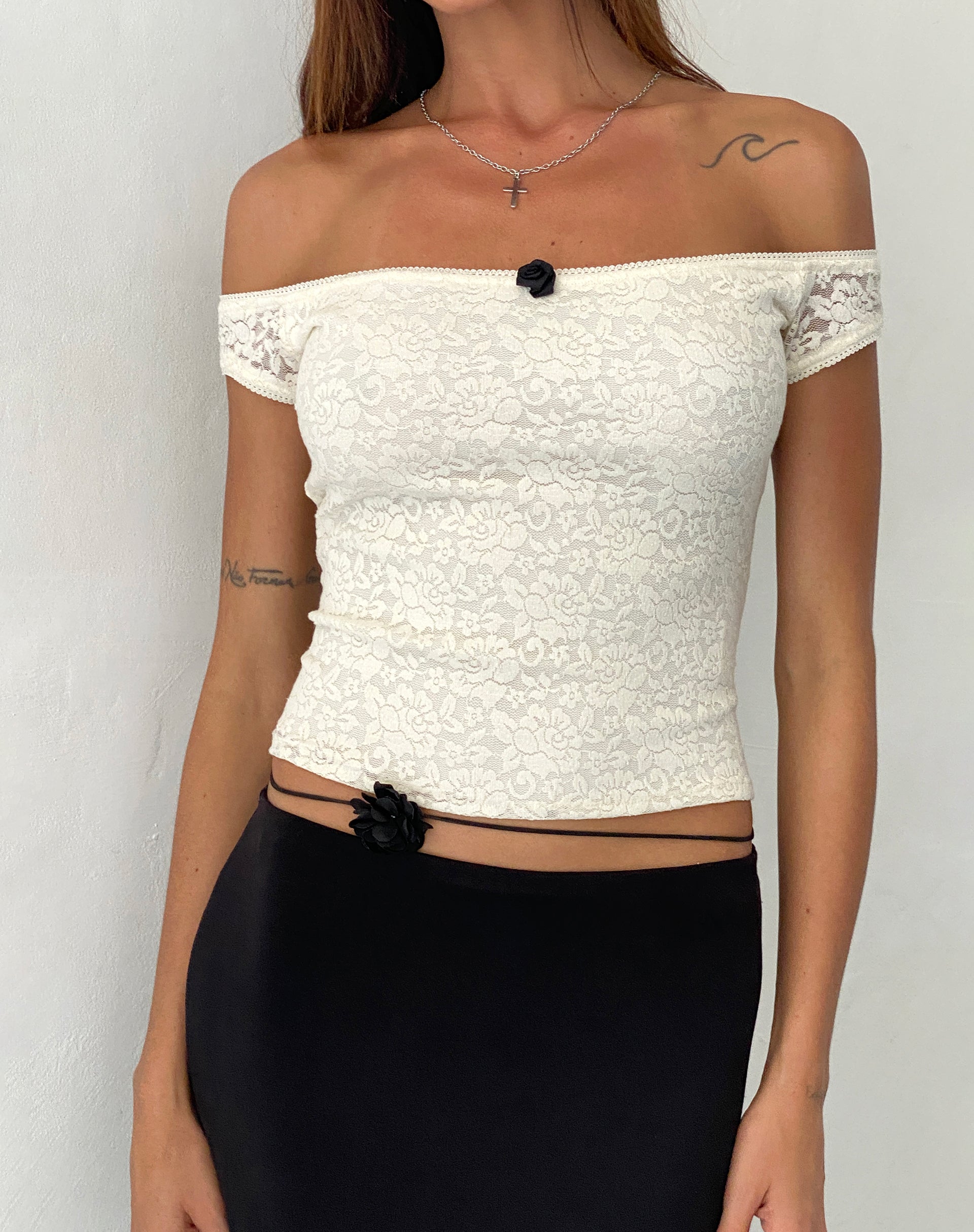 Imagen de Lonnie Bardot Top en encaje rosa marfil
