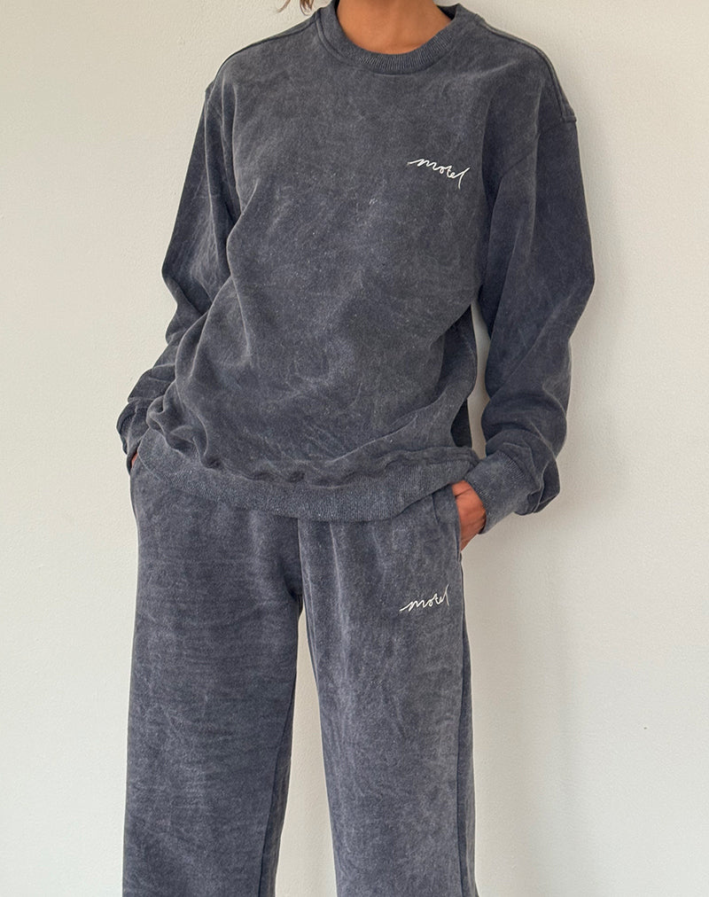 Imagen de Loose Jogger en lavado negro con bordado 'MOTEL' en blanco roto
