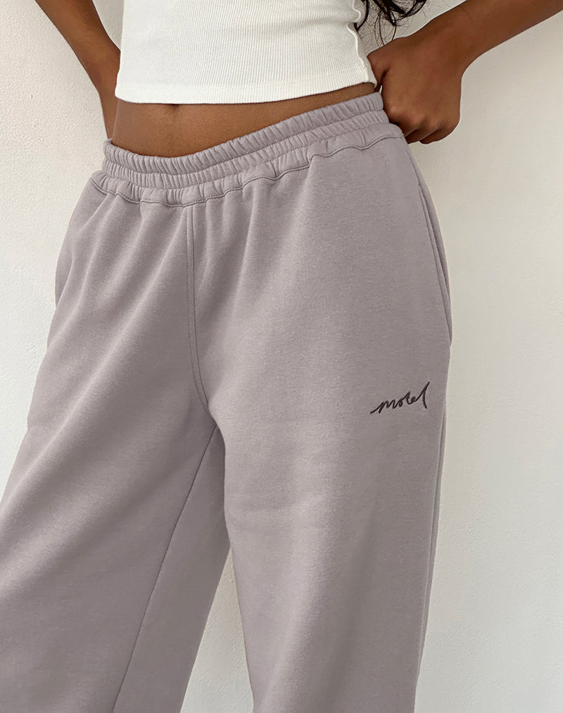 Jogger holgado en color champiñón con bordado "MOTEL" en marrón tonal