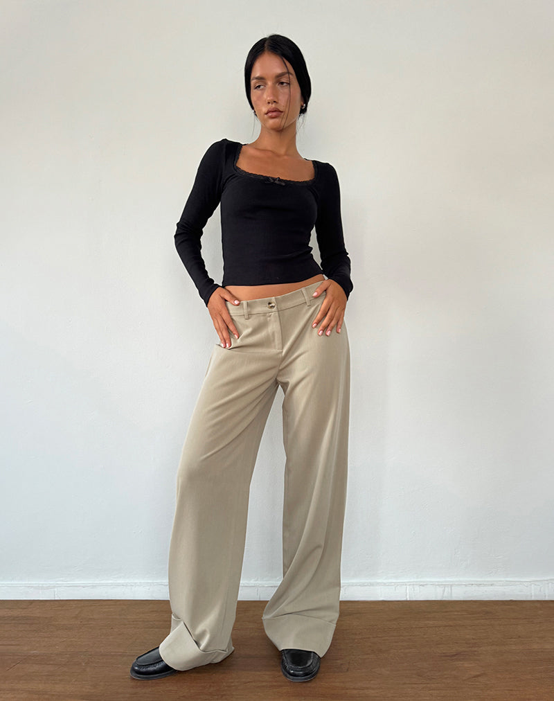 Imagen de los pantalones Abba de tiro bajo en color piedra