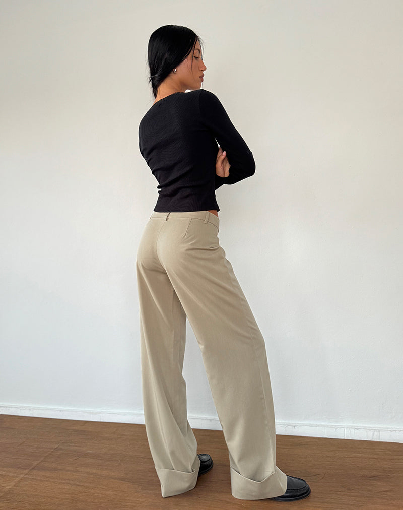 Imagen de los pantalones Abba de tiro bajo en color piedra
