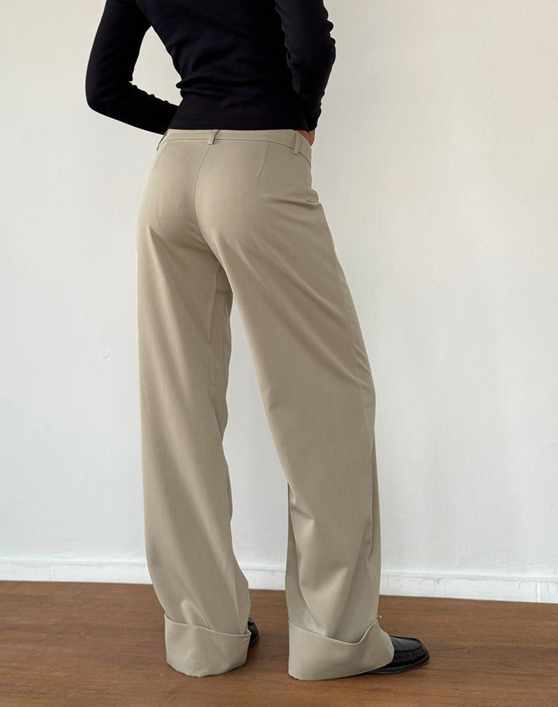 Imagen de los pantalones Abba de tiro bajo en color piedra