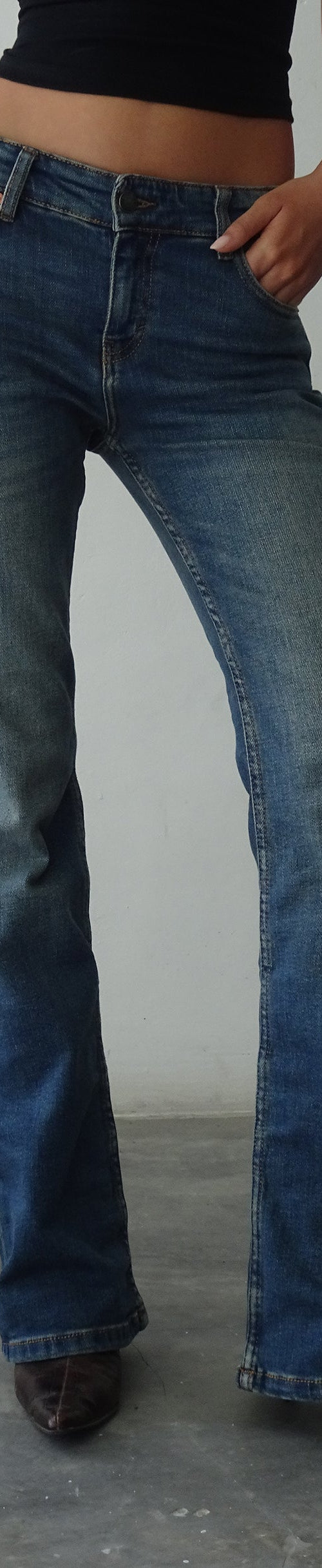 imagen de Low Rise Bootleg Jeans en Mid Vintage Blue