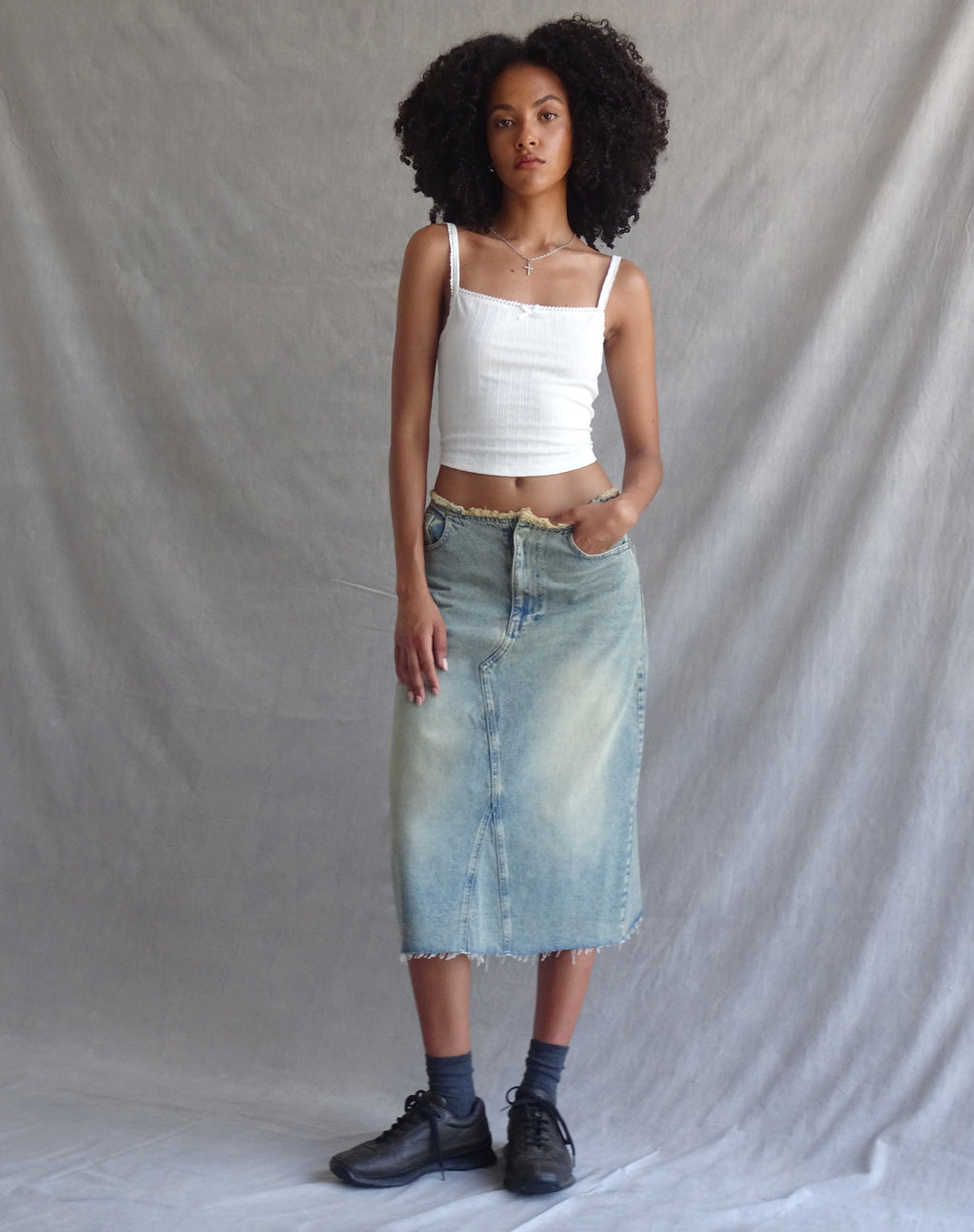 Falda midi vaquera de tiro bajo en azul claro arena