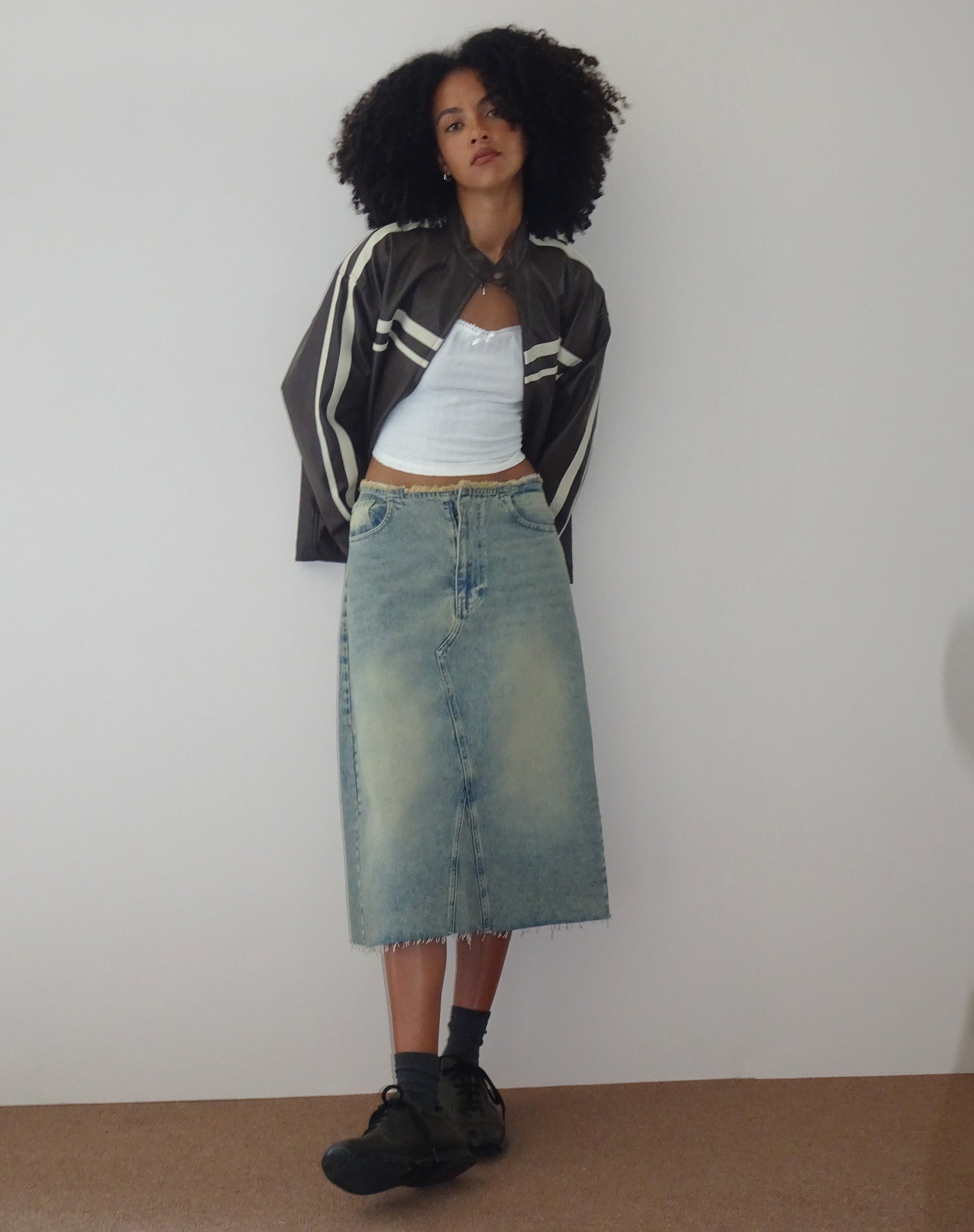 Image of Falda midi vaquera de tiro bajo en azul claro Arena