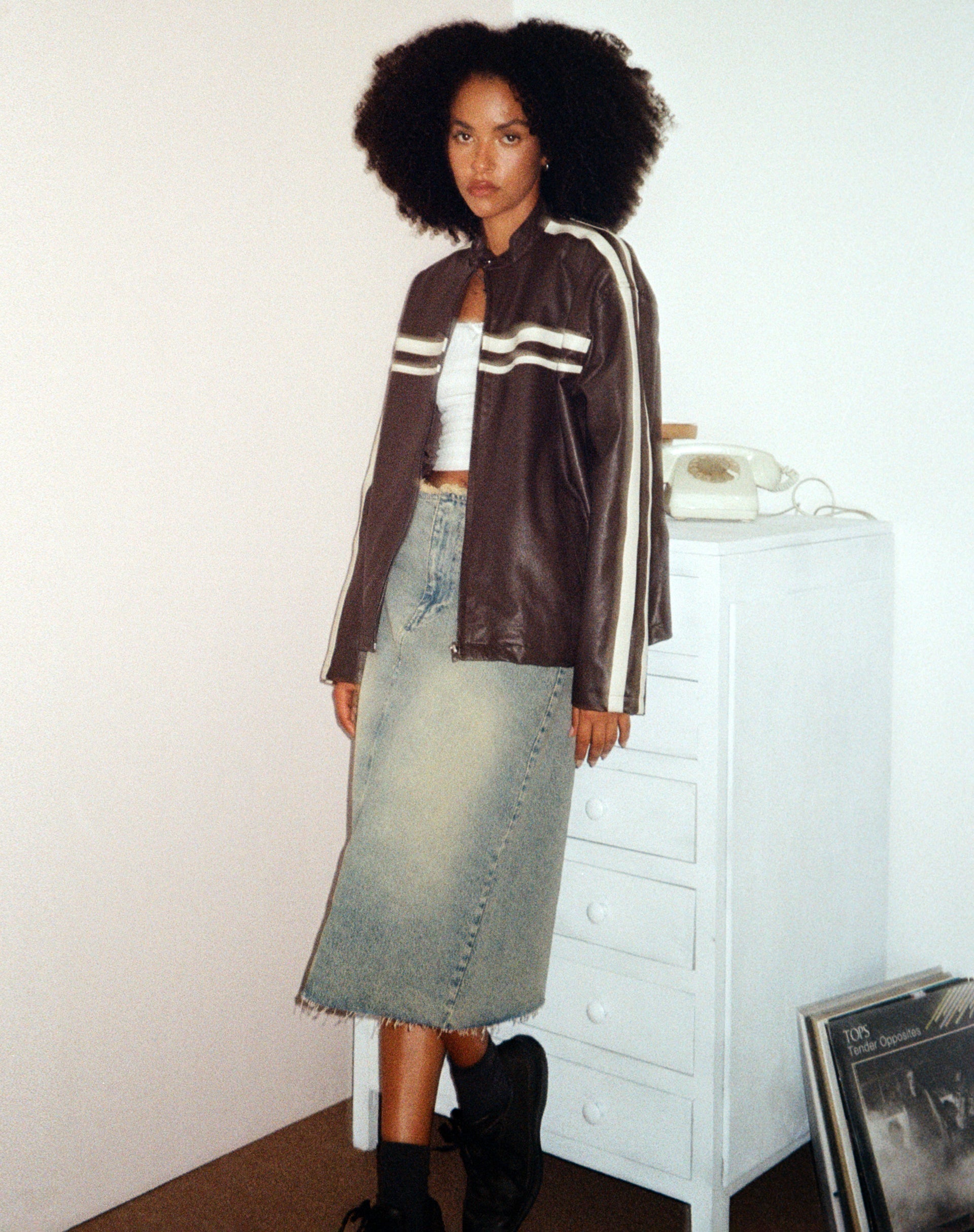 Image of Falda midi vaquera de tiro bajo en azul claro Arena