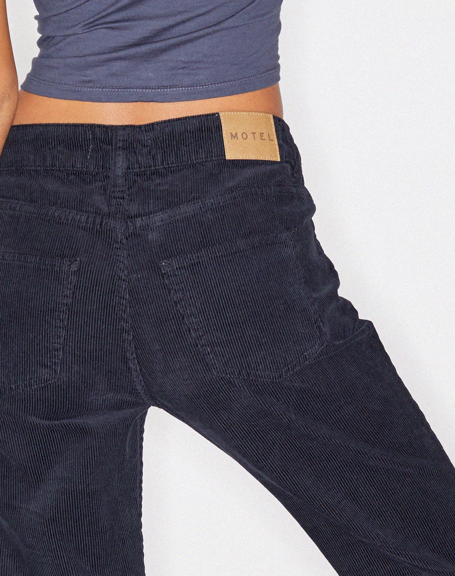 Imagen de Low Rise Bootleg Jeans en Cord Negro
