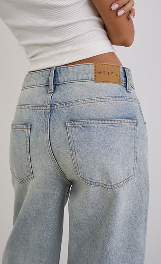 De talle bajo, con costura y espaciosa