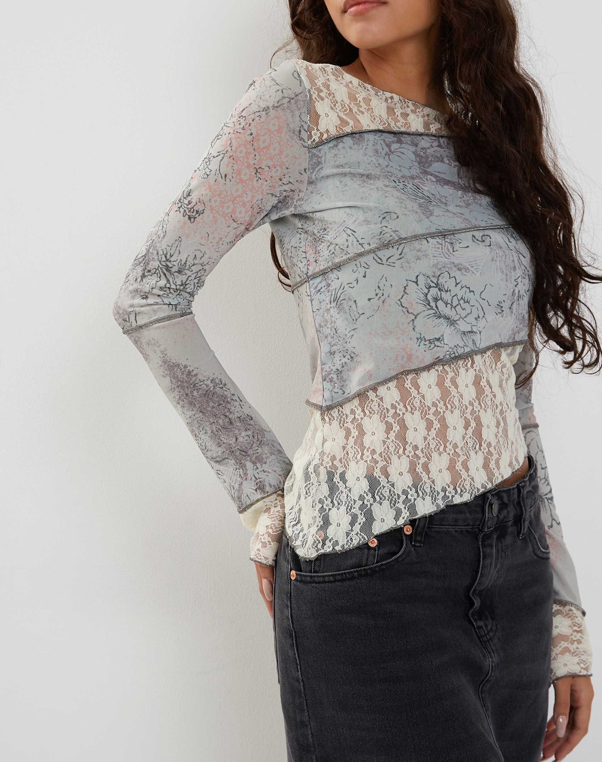Imagen de Lucca Top de manga larga en encaje floral pastel