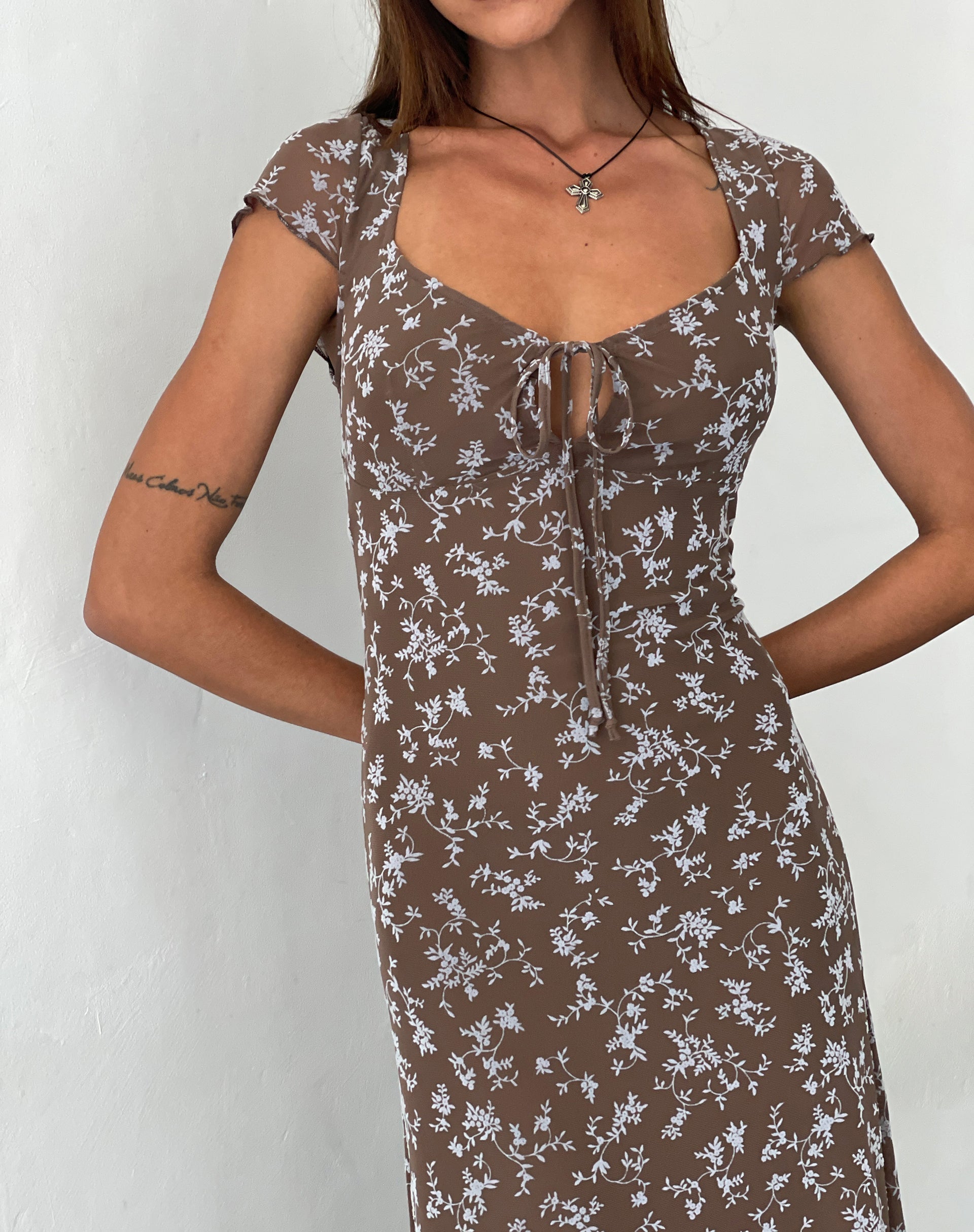 Imagen del vestido Lunama Midi Dress in Botanist Flock Dark Taupe