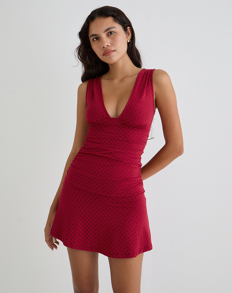 Imagen del minivestido Luscian Plunge en rojo con microestampado de lunares negro