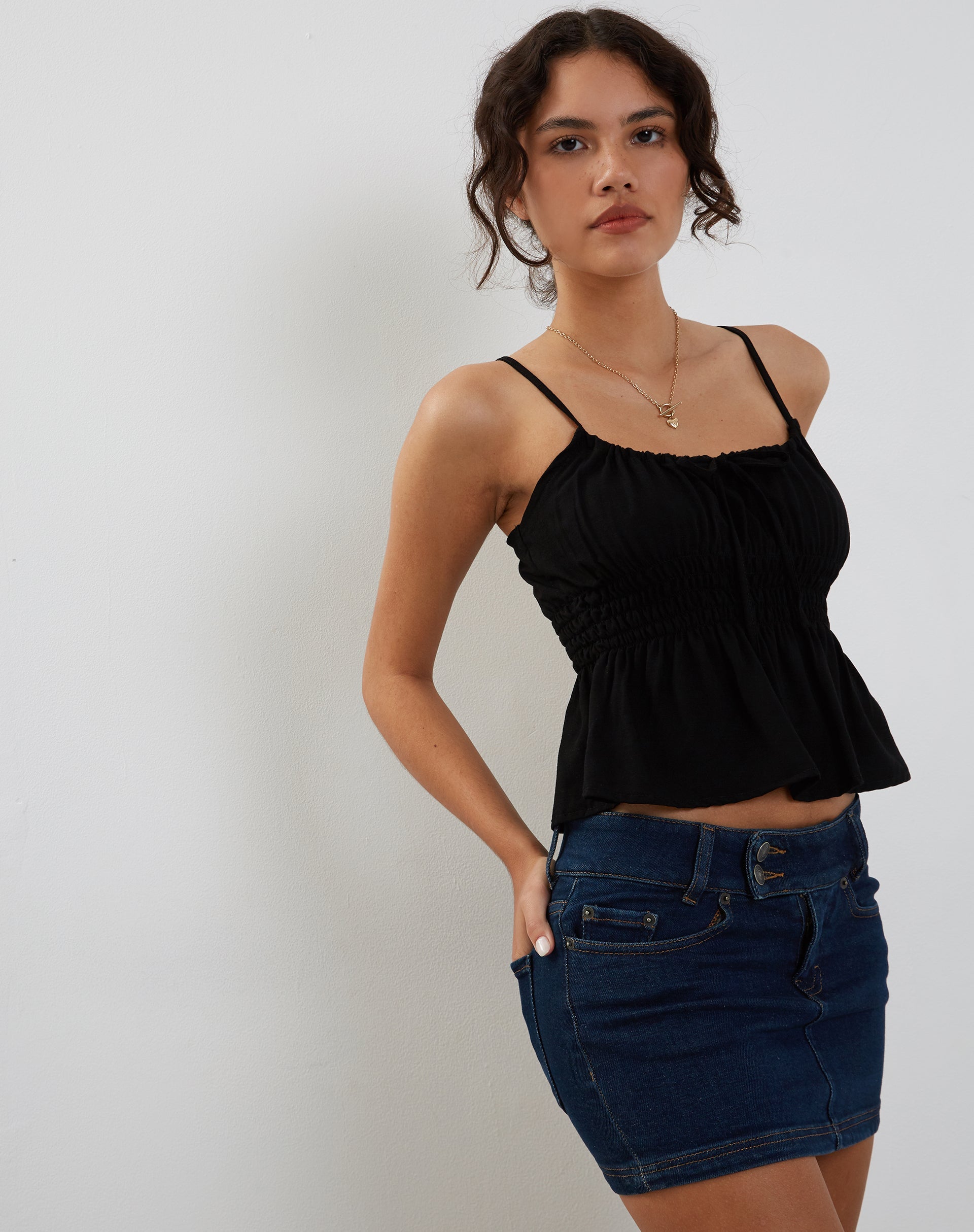Imagen de Lyncia Tie Front Cami Top en Negro
