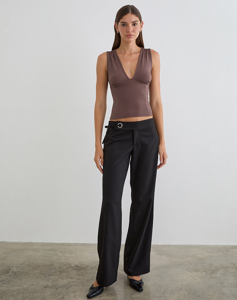 Imagen del top Lynod Plunge en color marrón oscuro