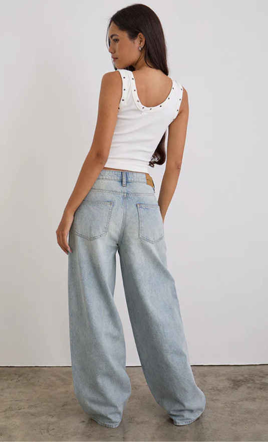 De talle bajo, con costura y espaciosa