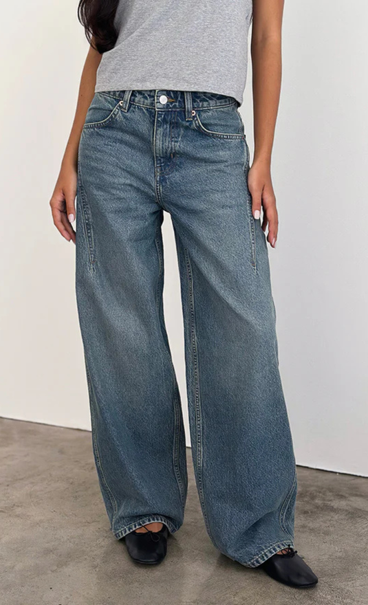 De talle bajo, con costura y espaciosa