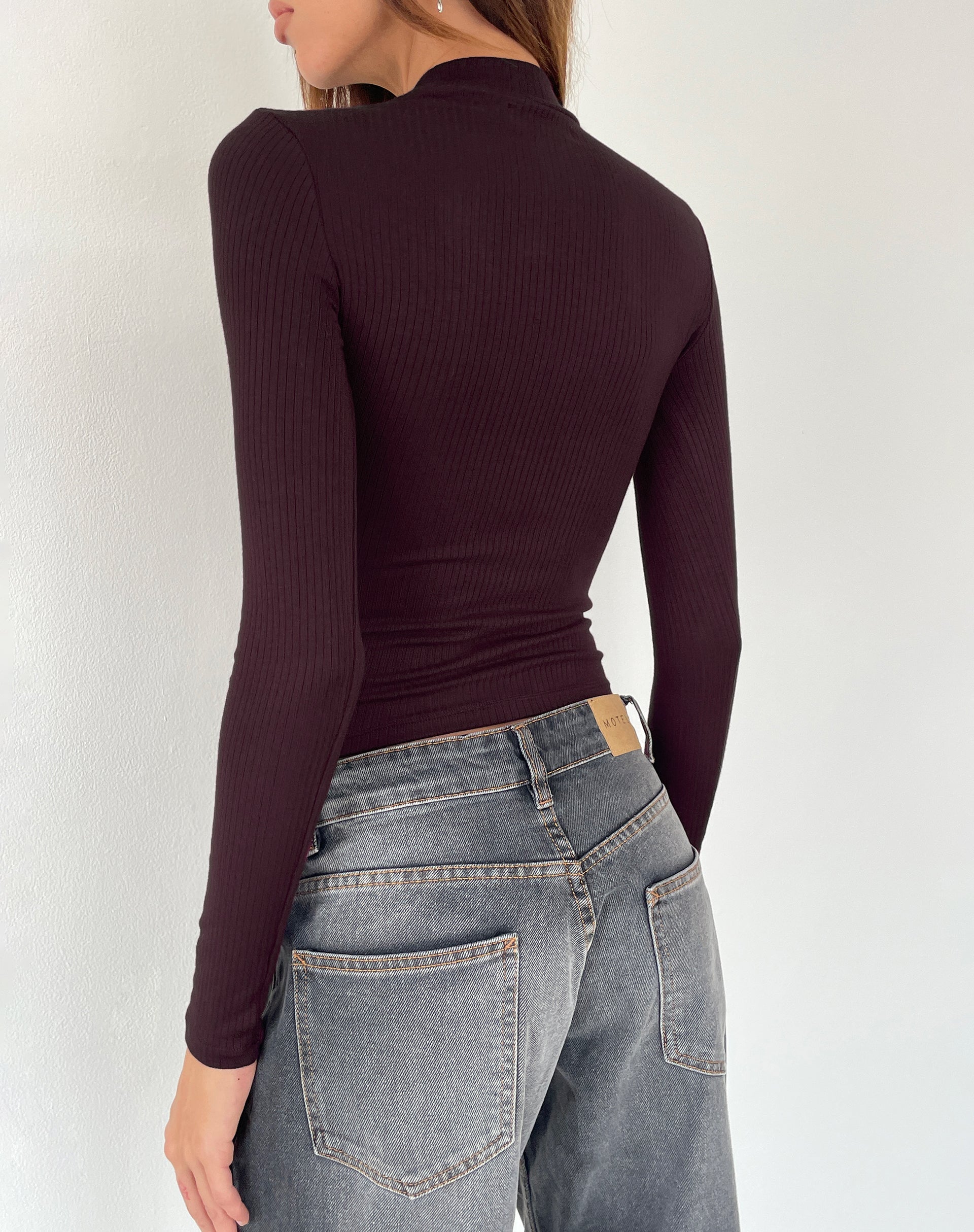 Imagen de Mabel Top de cuello alto y manga larga de canalé en Oxblood