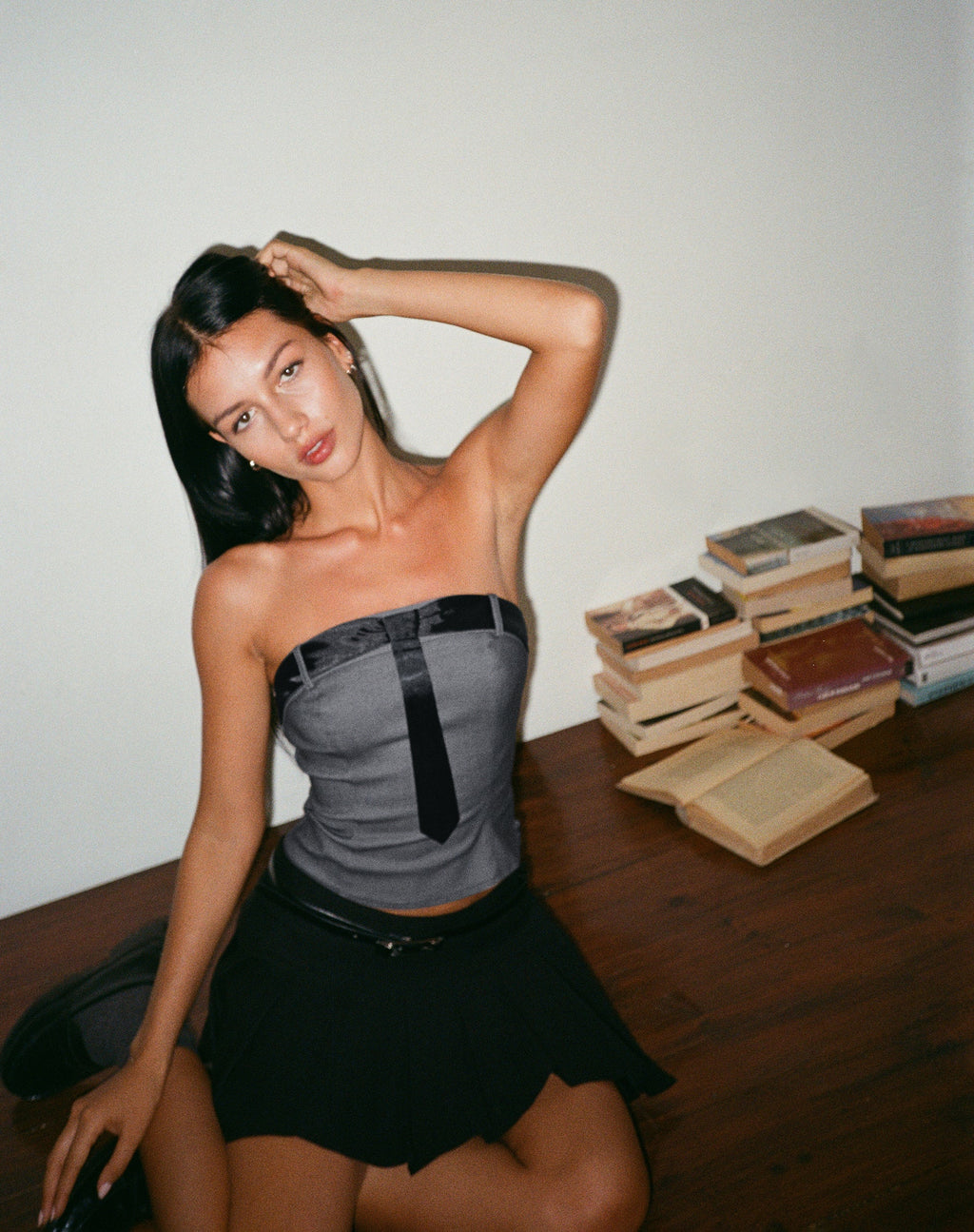 Mabilis Bandeau Top en Satén Cuello Lazo Gris