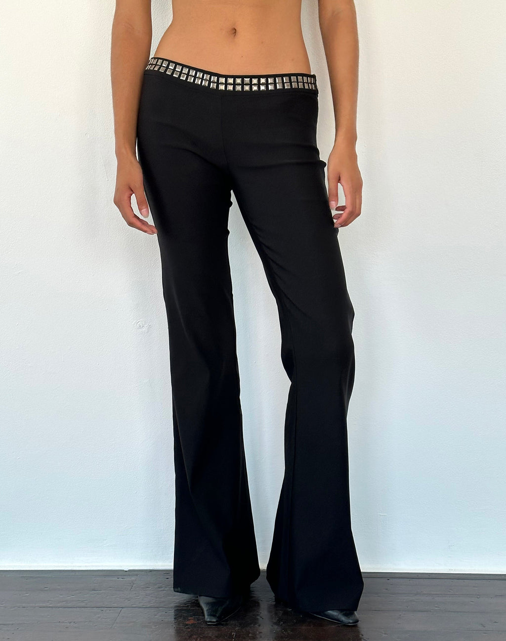 Pantalones acampanados con tachuelas Macías en negro Sastrería