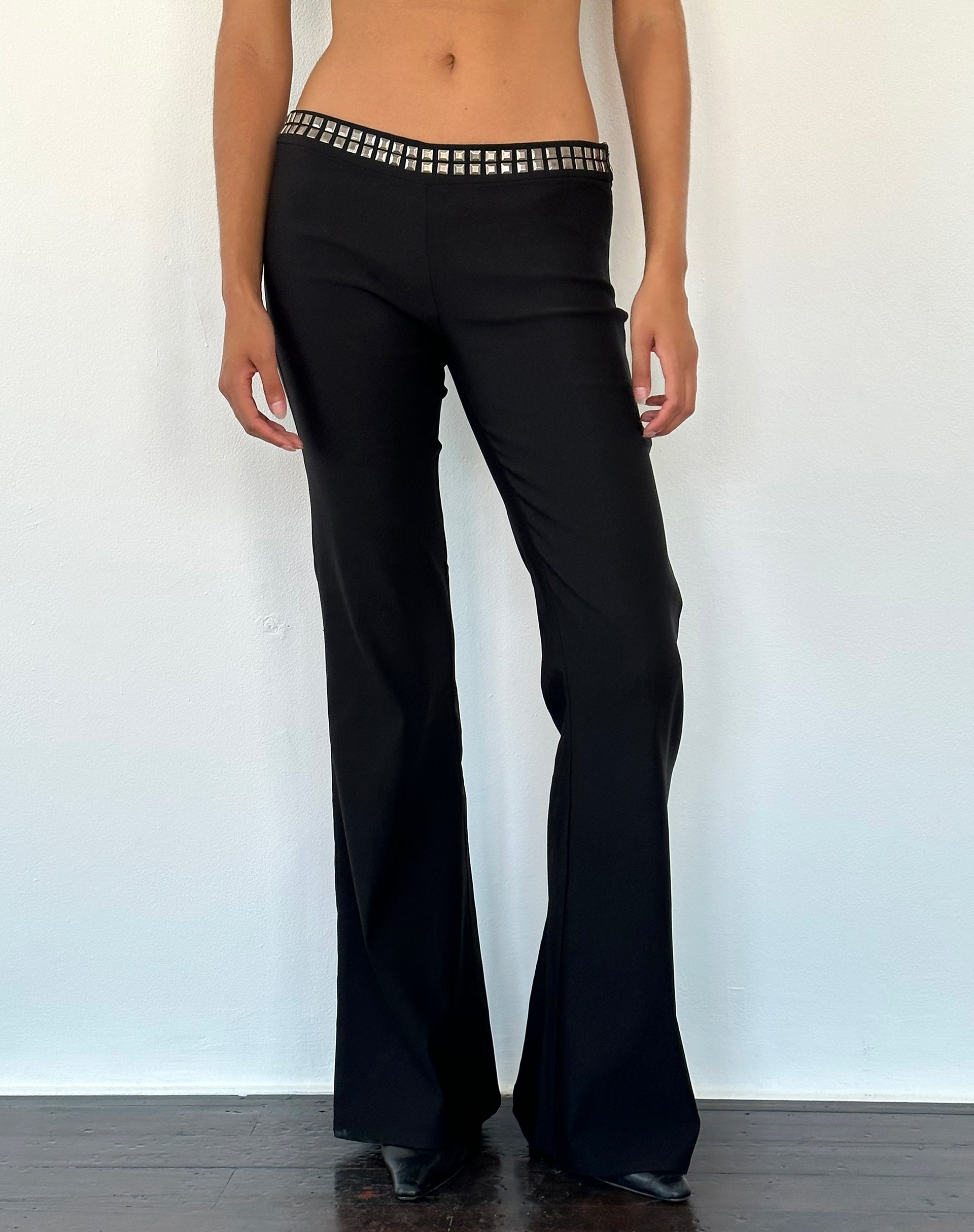 Imagen de Macias Pantalones acampanados con tachuelas en negro Sastrería