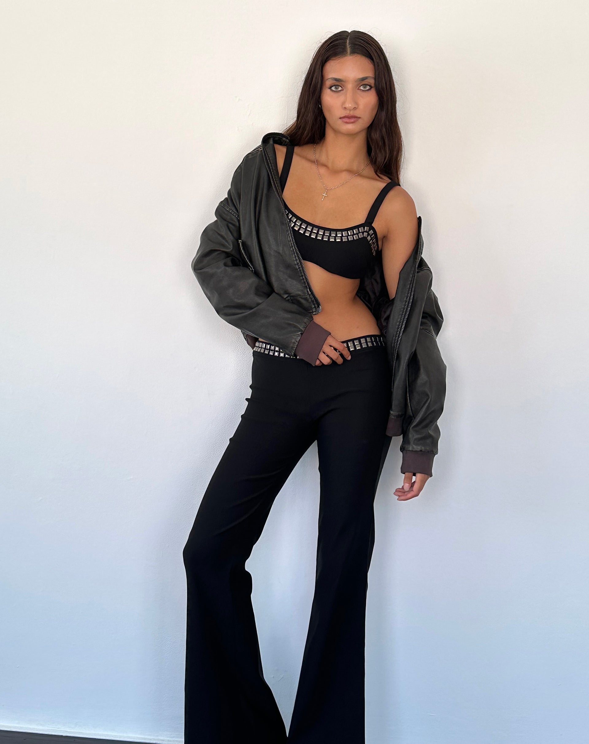 Imagen de Macias Pantalones acampanados con tachuelas en negro Sastrería