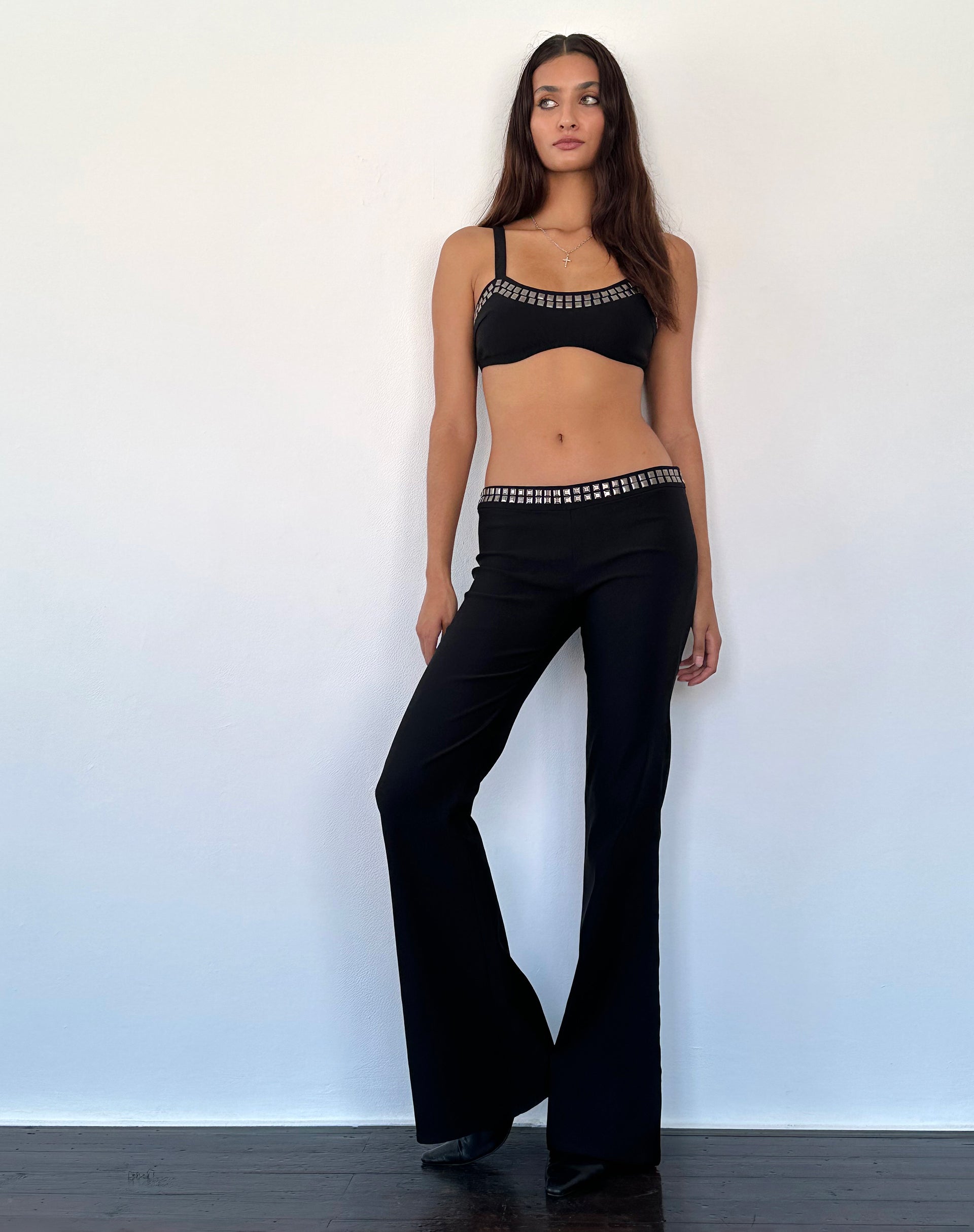 Imagen de Macias Pantalones acampanados con tachuelas en negro Sastrería