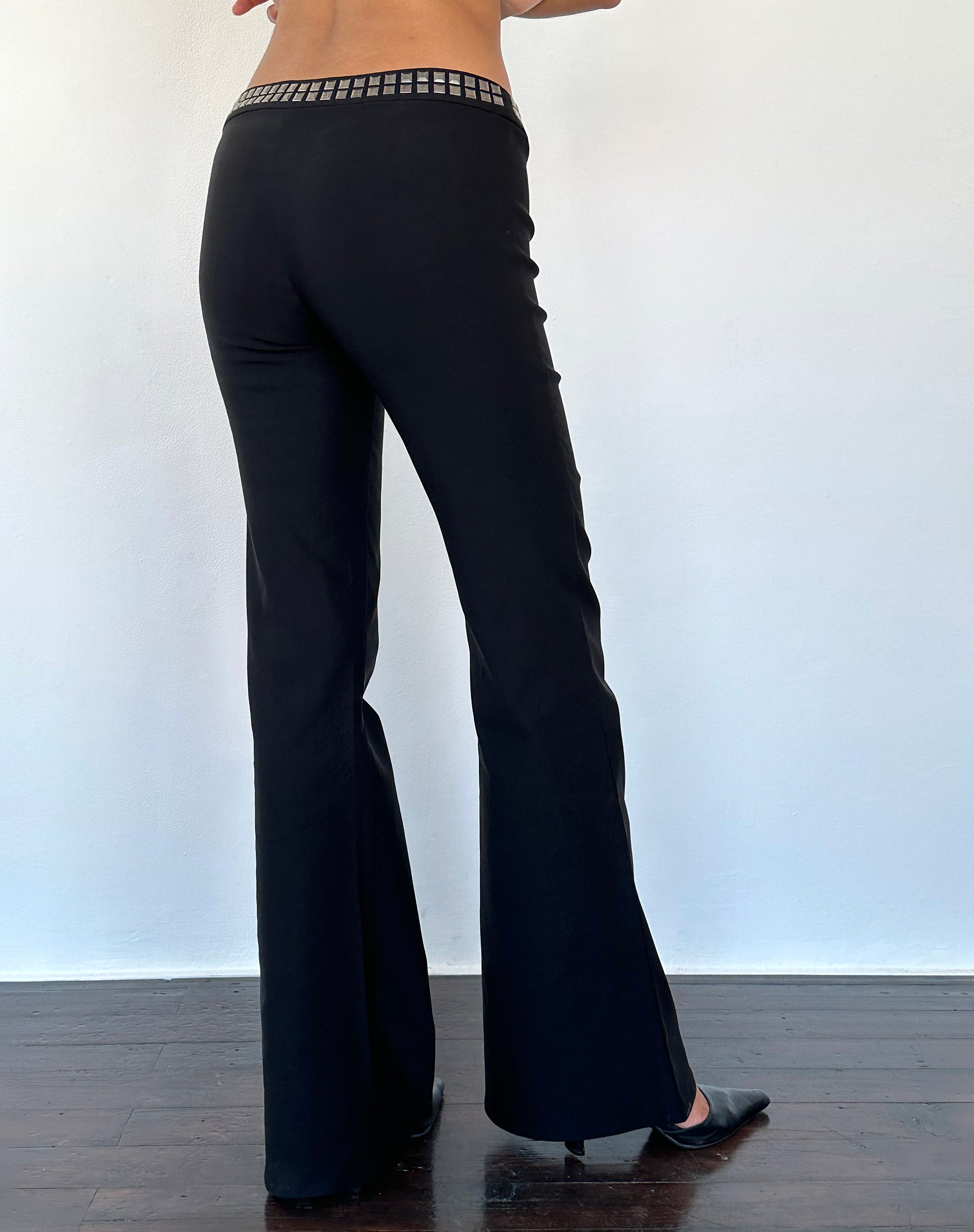 Imagen de Macias Pantalones acampanados con tachuelas en negro Sastrería