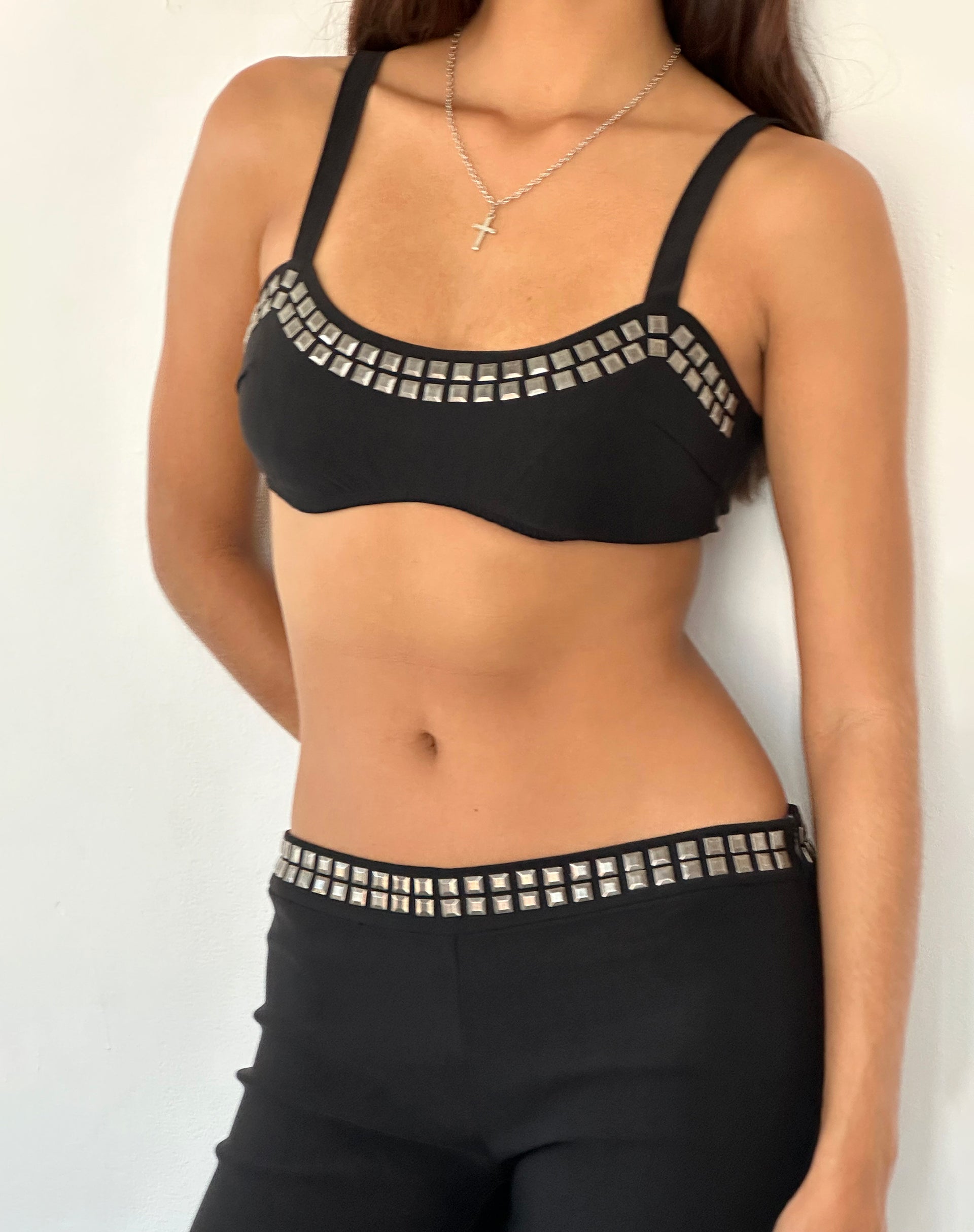 Imagen de Macias Pantalones acampanados con tachuelas en negro Sastrería