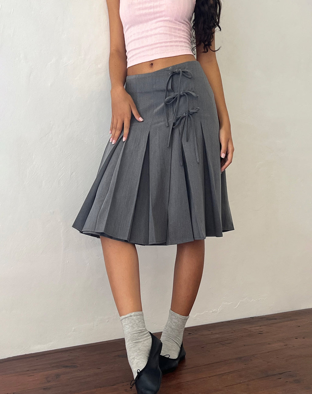Madelyn Falda Midi Plisada en Carbón Sastrería