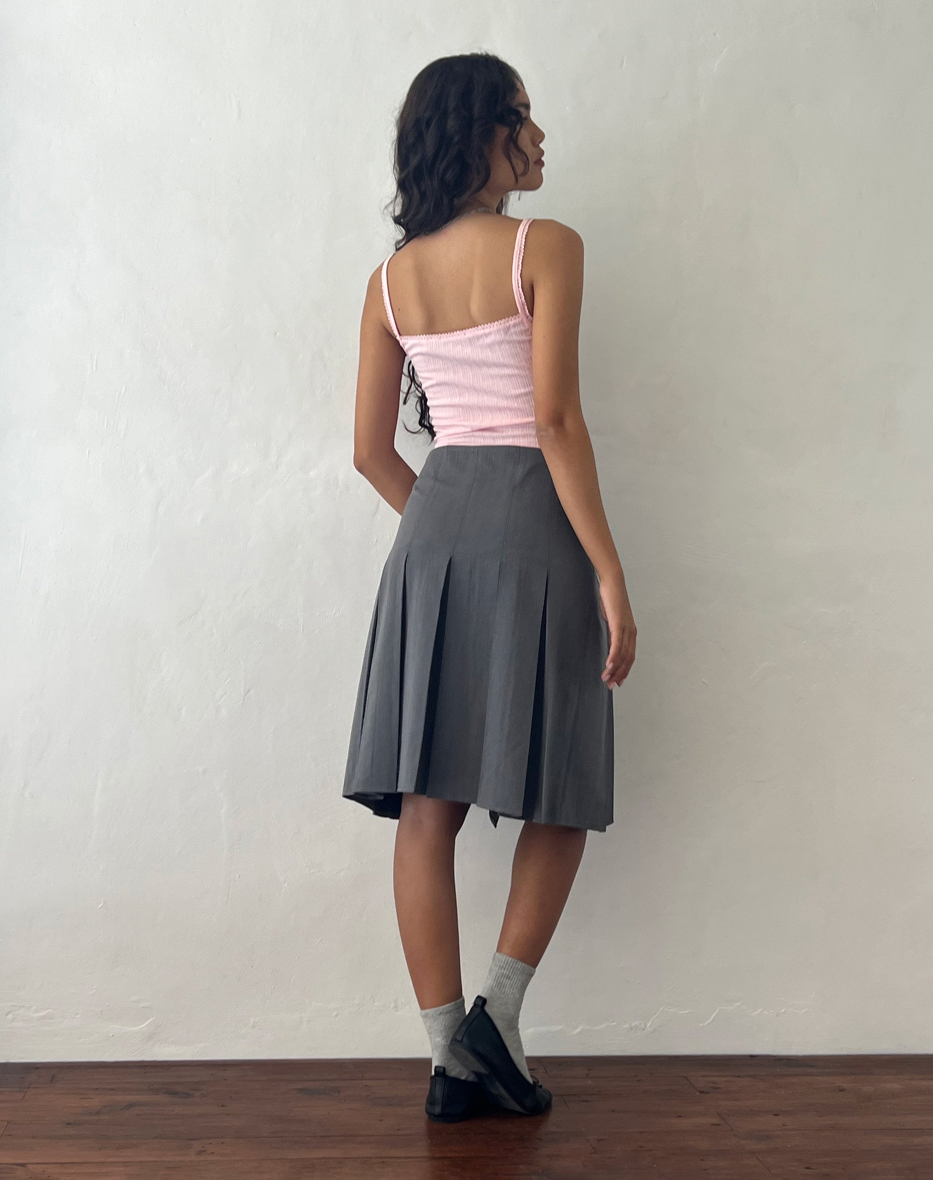 imagen de Madelyn Pleated Midi Skirt in Charcoal Sastrería