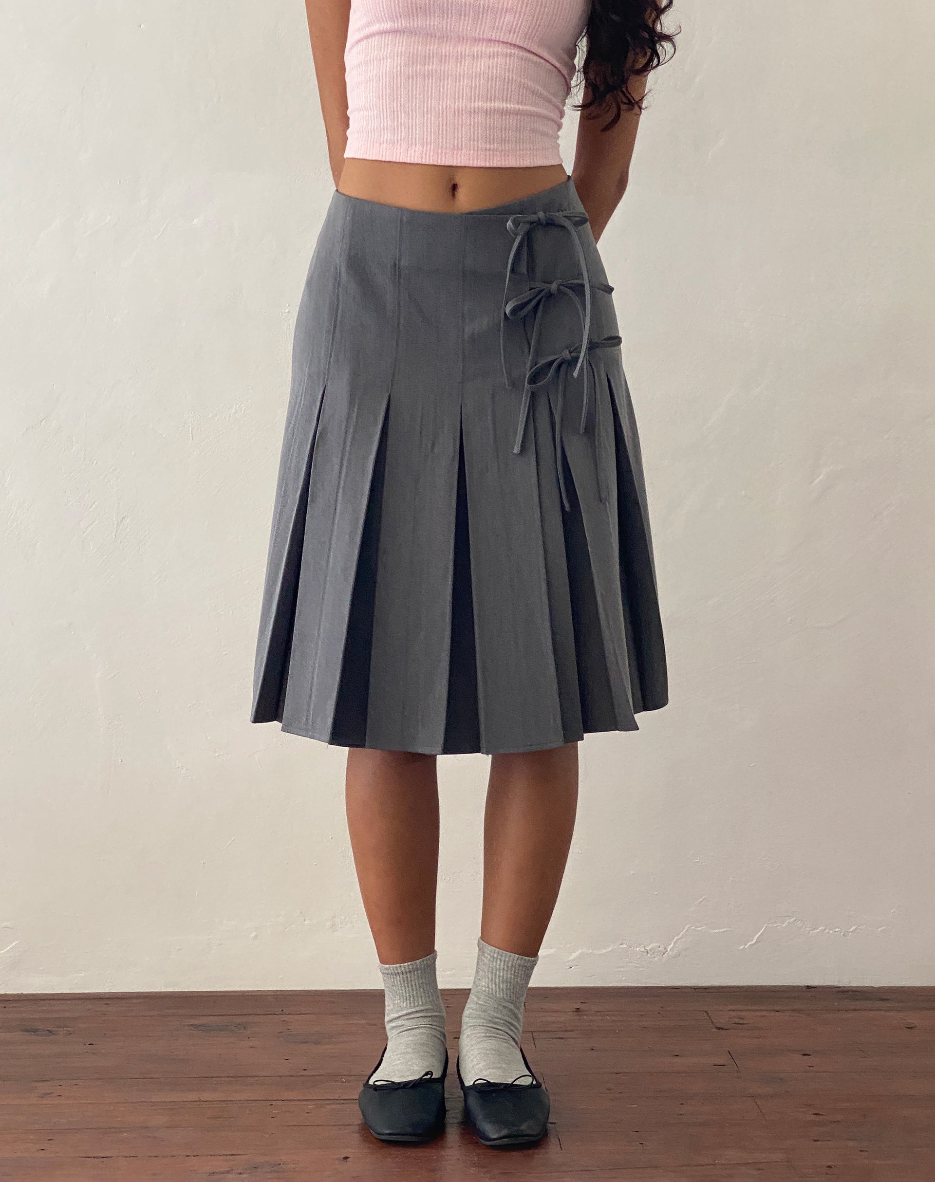 imagen de Madelyn Pleated Midi Skirt in Charcoal Sastrería