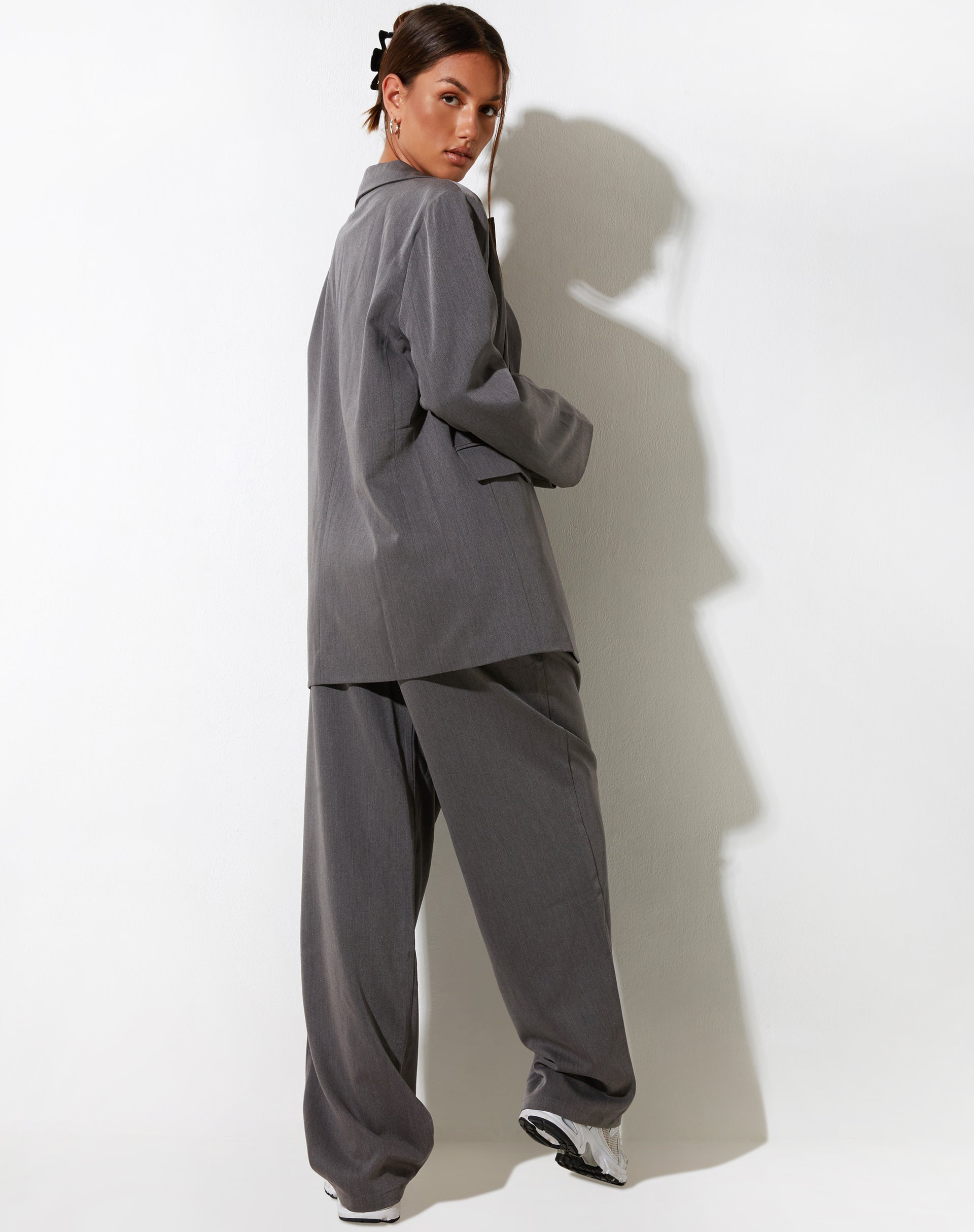 Pantalón de pata ancha Sakaria en Tailoring Charcoal