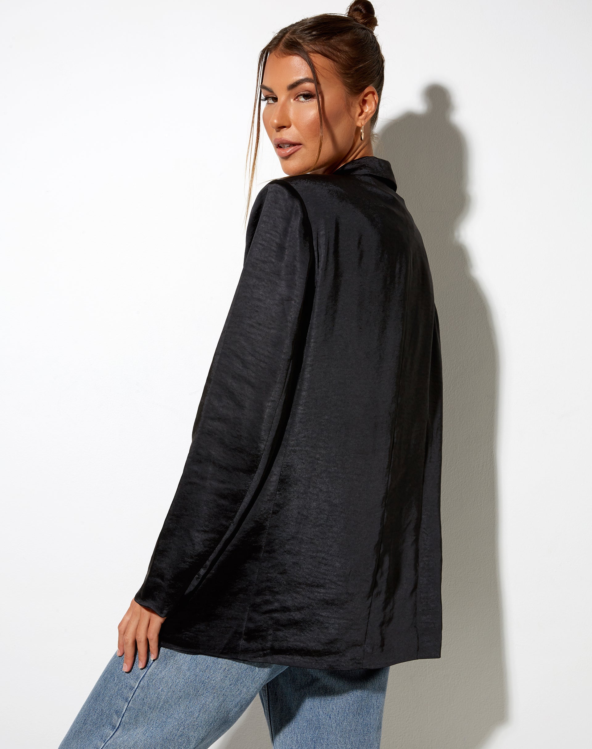 Imagen de Maiwa Blazer en satén negro