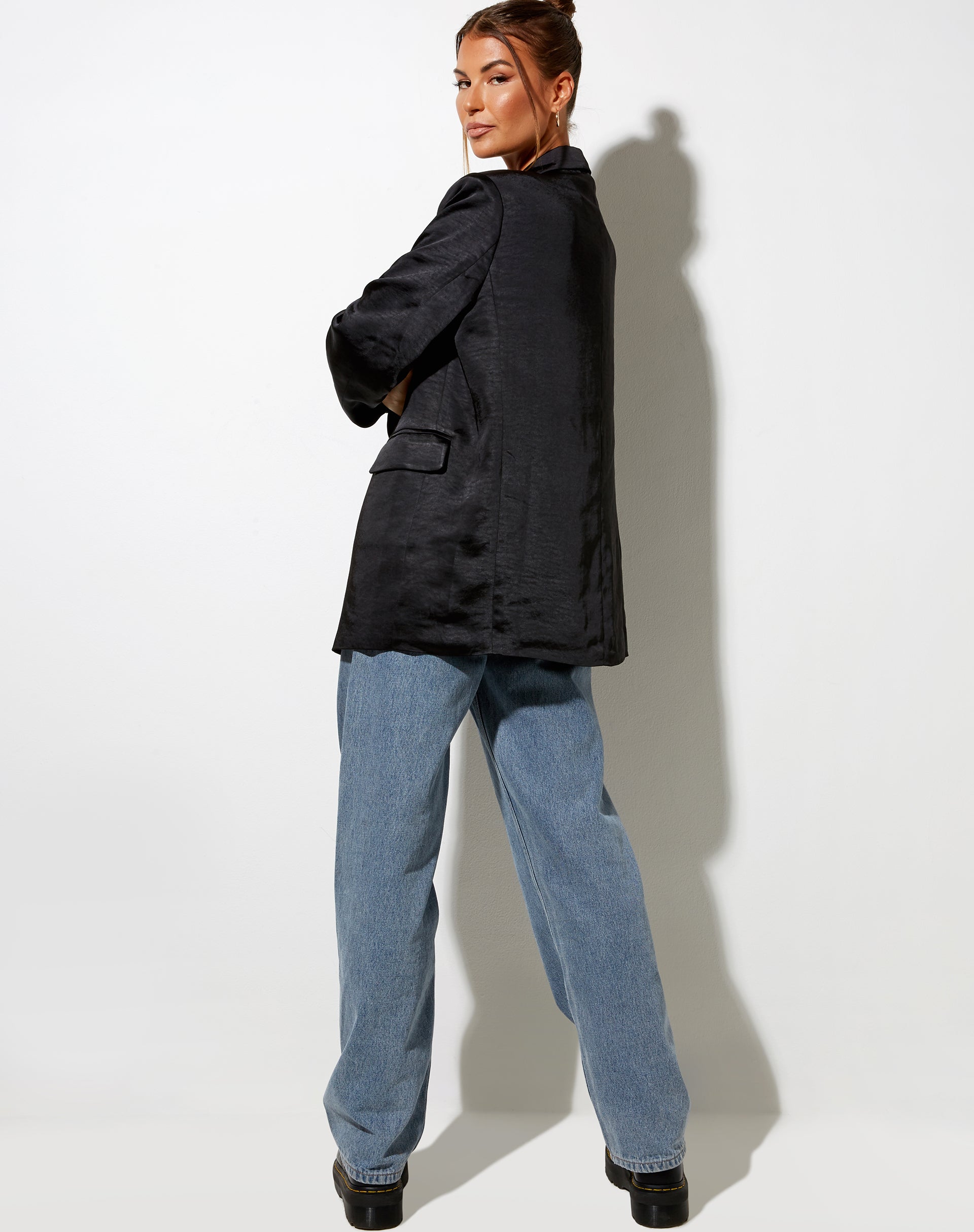 Imagen de Maiwa Blazer en satén negro