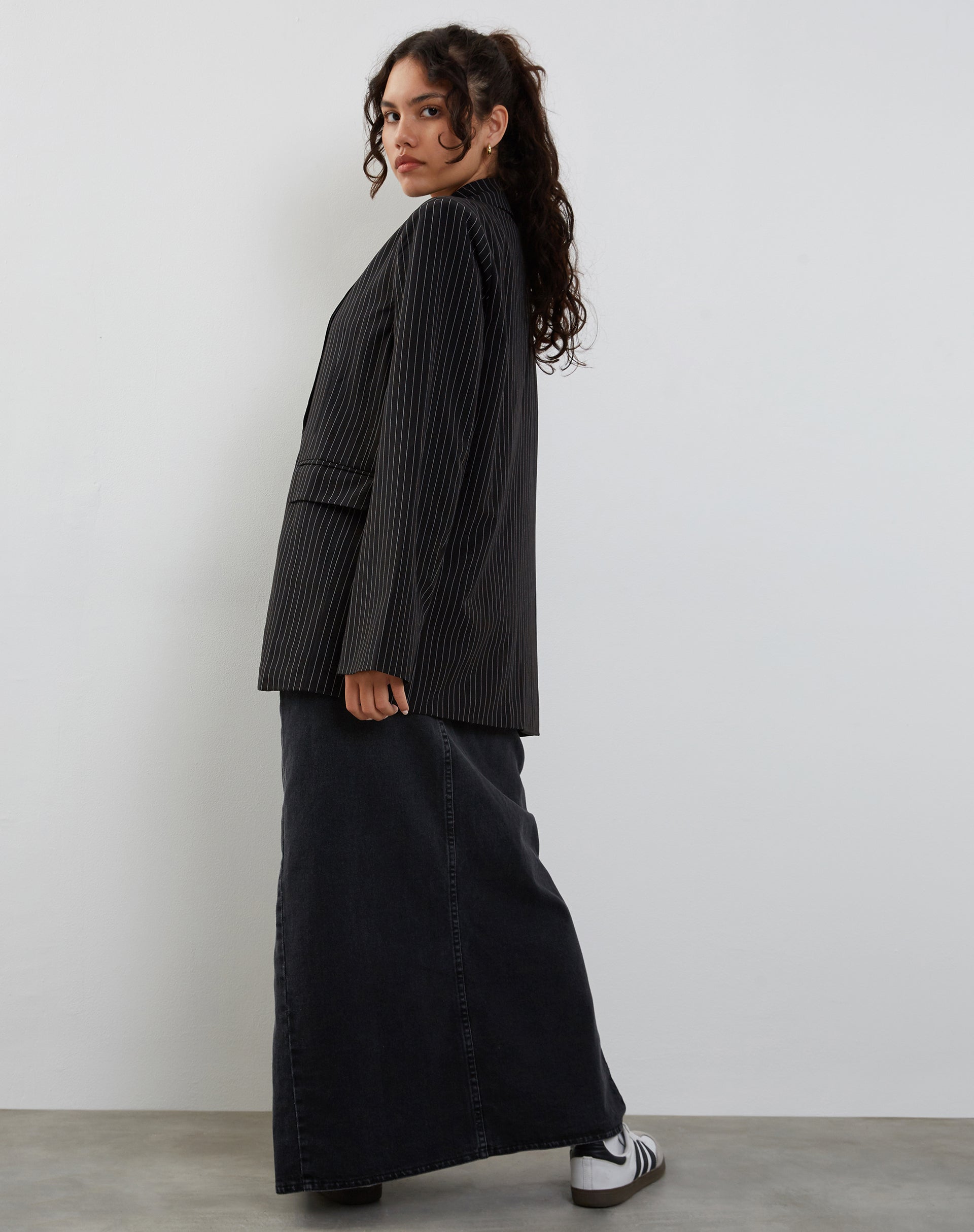 imagen de Maiwa Blazer en Pinstripe Black